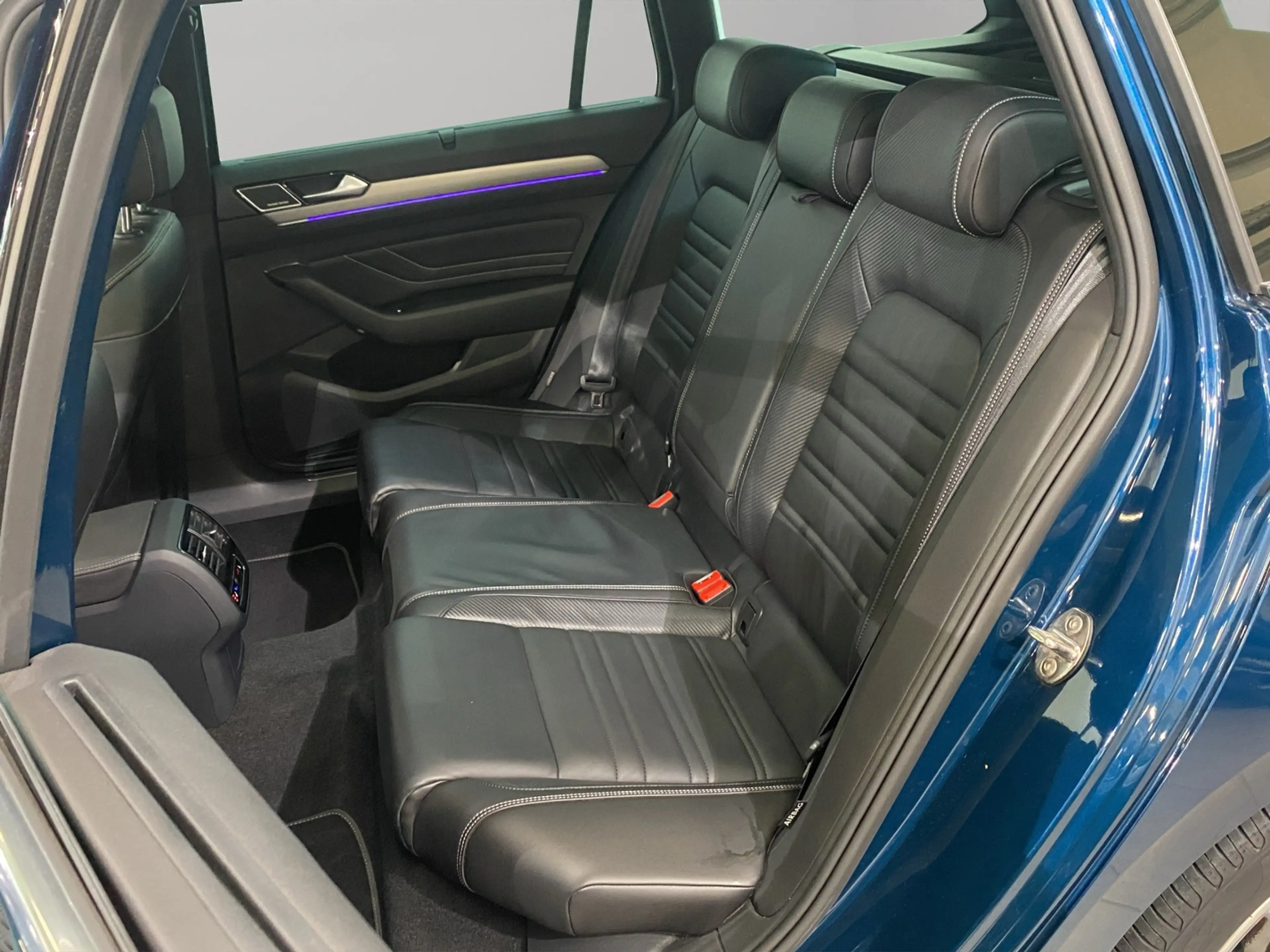Volkswagen Passat Variant 2.0 TDI 4Motion Elegance R-Line / Navi — photo 9
