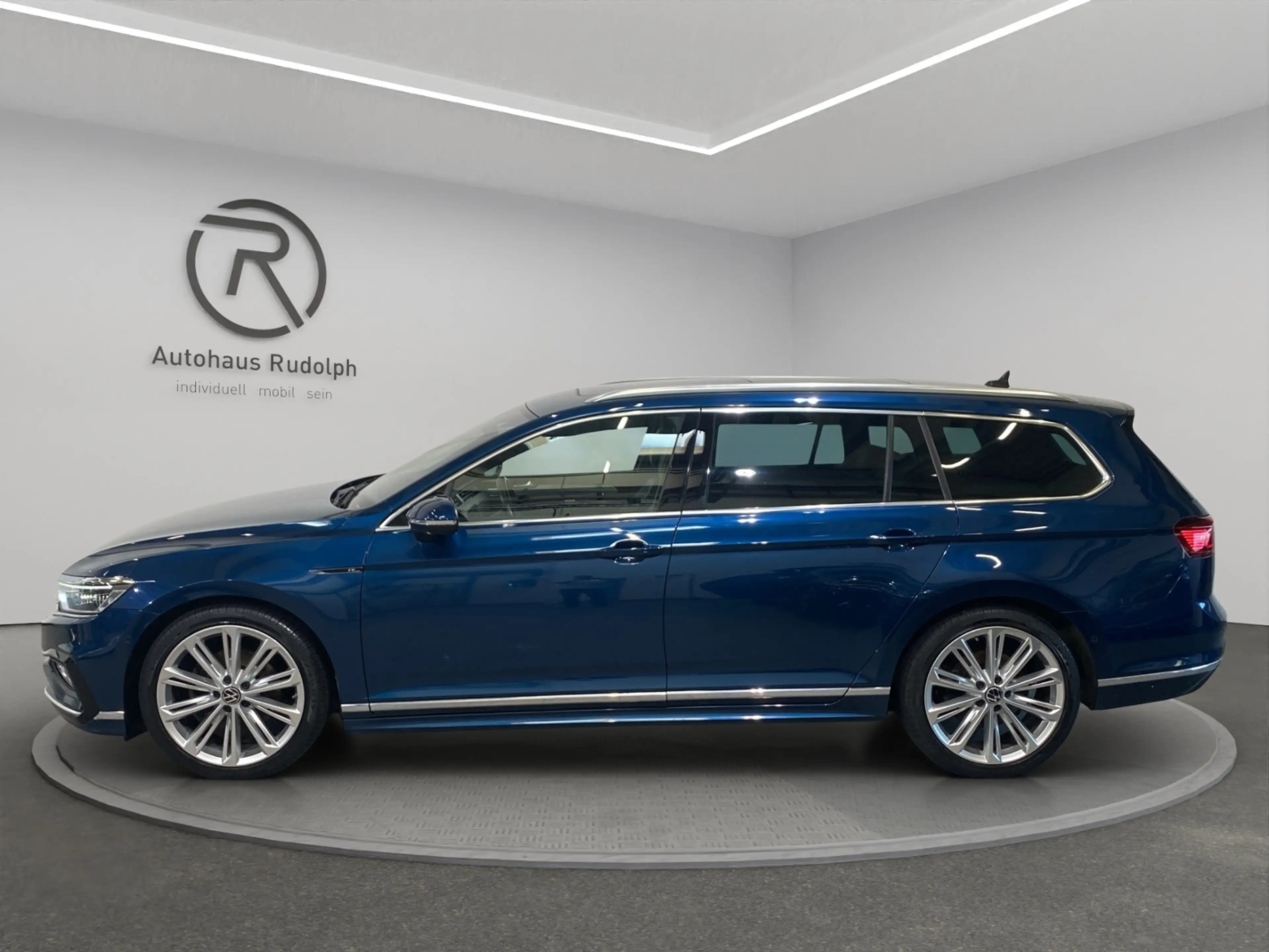 Volkswagen Passat Variant 2.0 TDI 4Motion Elegance R-Line / Navi — photo 17