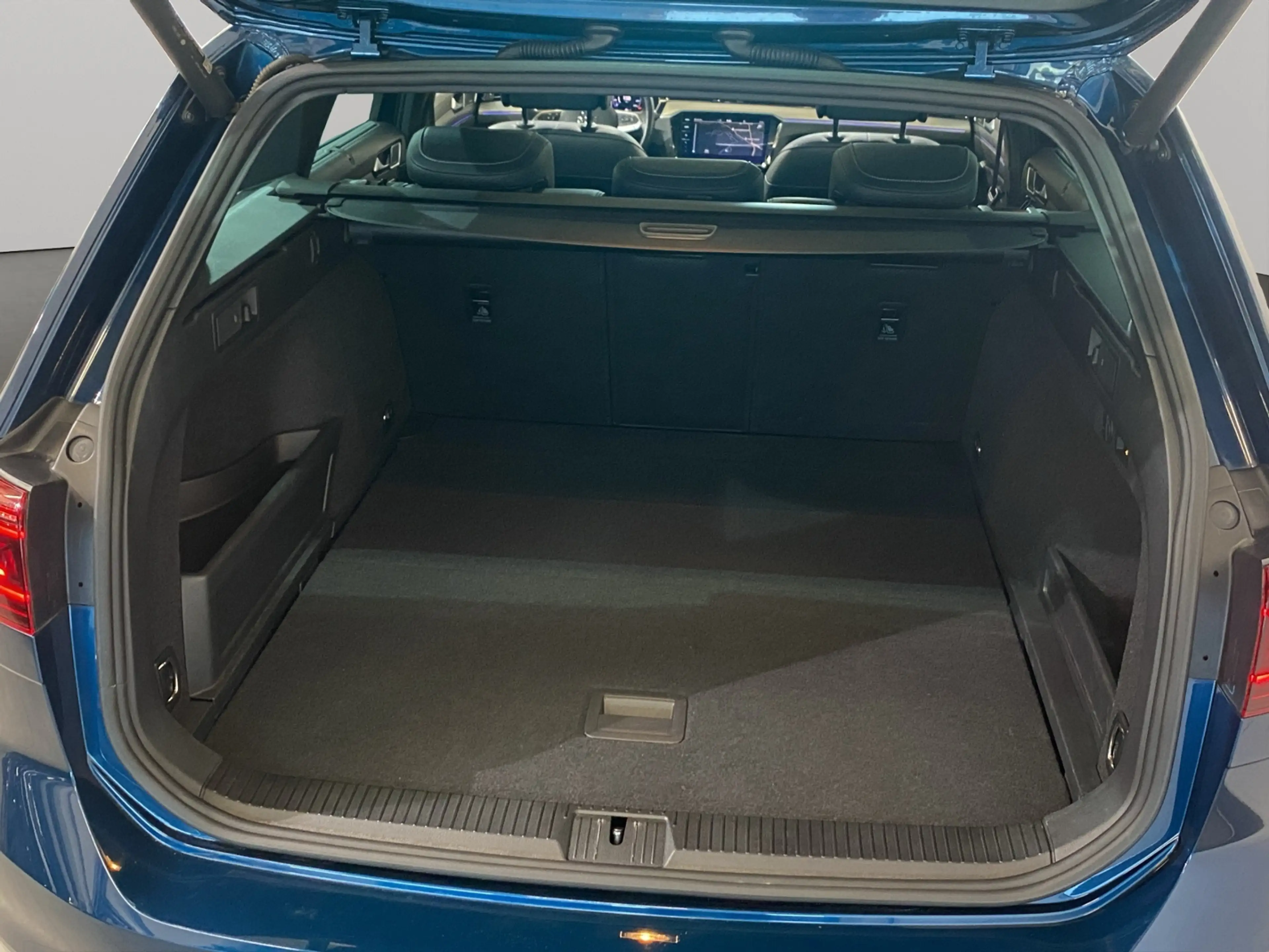 Volkswagen Passat Variant 2.0 TDI 4Motion Elegance R-Line / Navi — photo 13