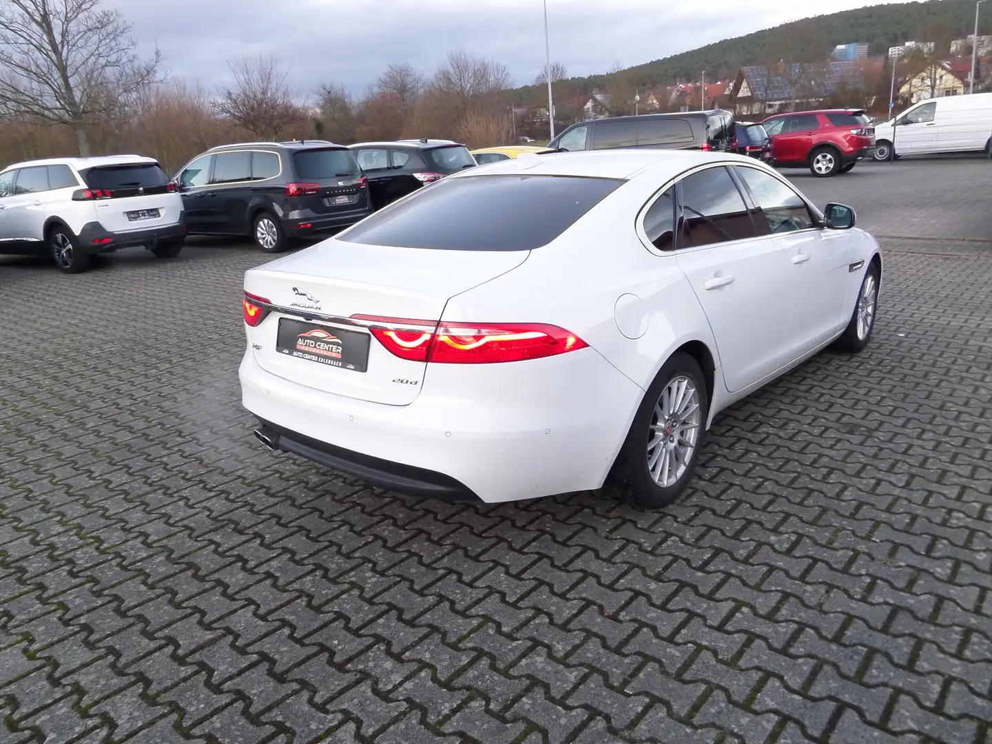 Jaguar XF Pure+Automatik+Standhzg+Klima+SHZ+Navi+Cam+1. Hand Weiß - 2