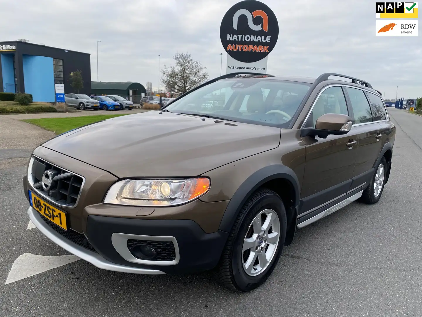 Volvo XC70 2013 * 2.4 D5 Summum * AUTOMAAT * EURO 5 *FACELIFT Bruin - 1