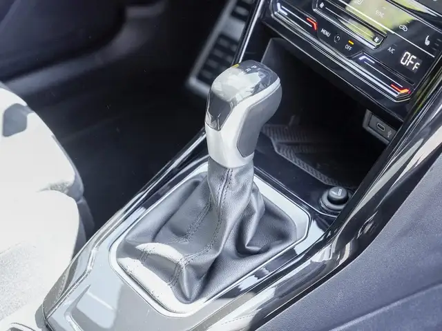 Volkswagen T-Roc view 12
