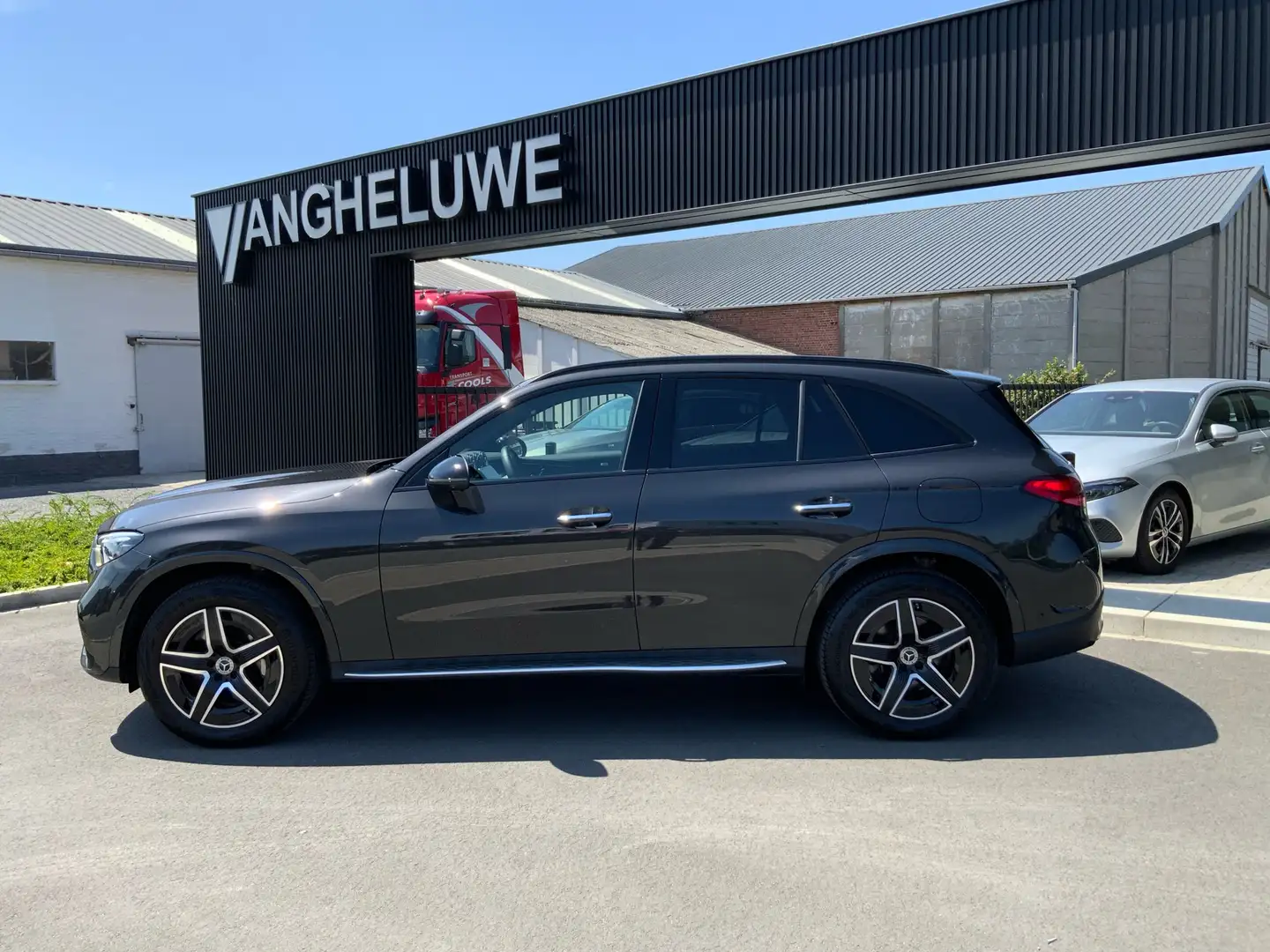 Mercedes-Benz GLC 300 e 4Matic 9G-TRONIC Edition AMG Line Grijs - 1