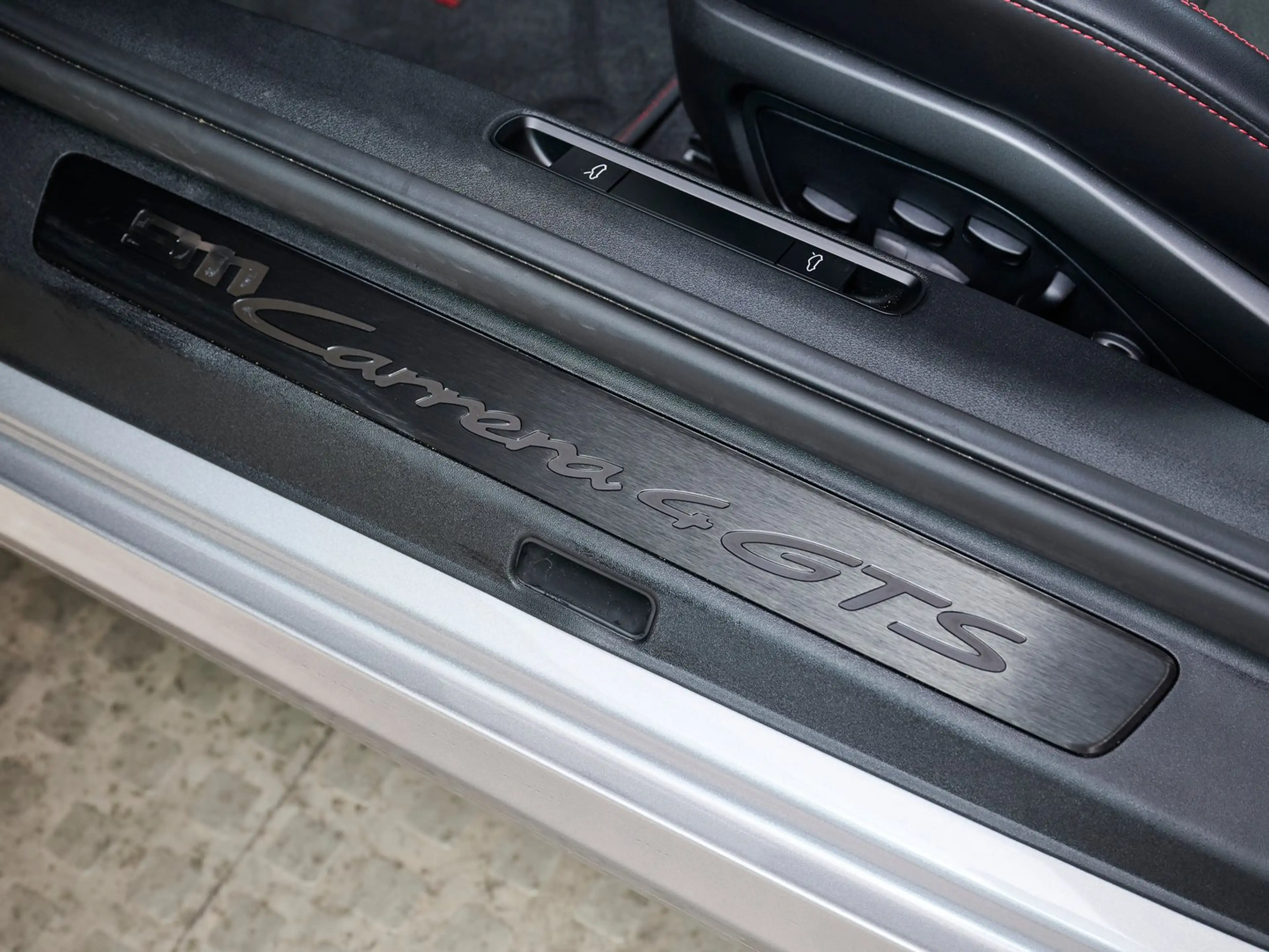 Porsche 911 Carrera 4 GTS — photo 14