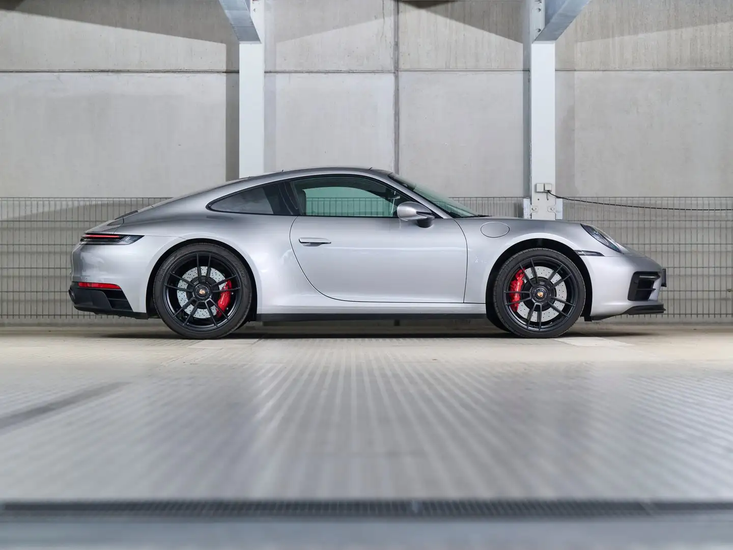 Porsche 911 Carrera 4 GTS Grau - 2