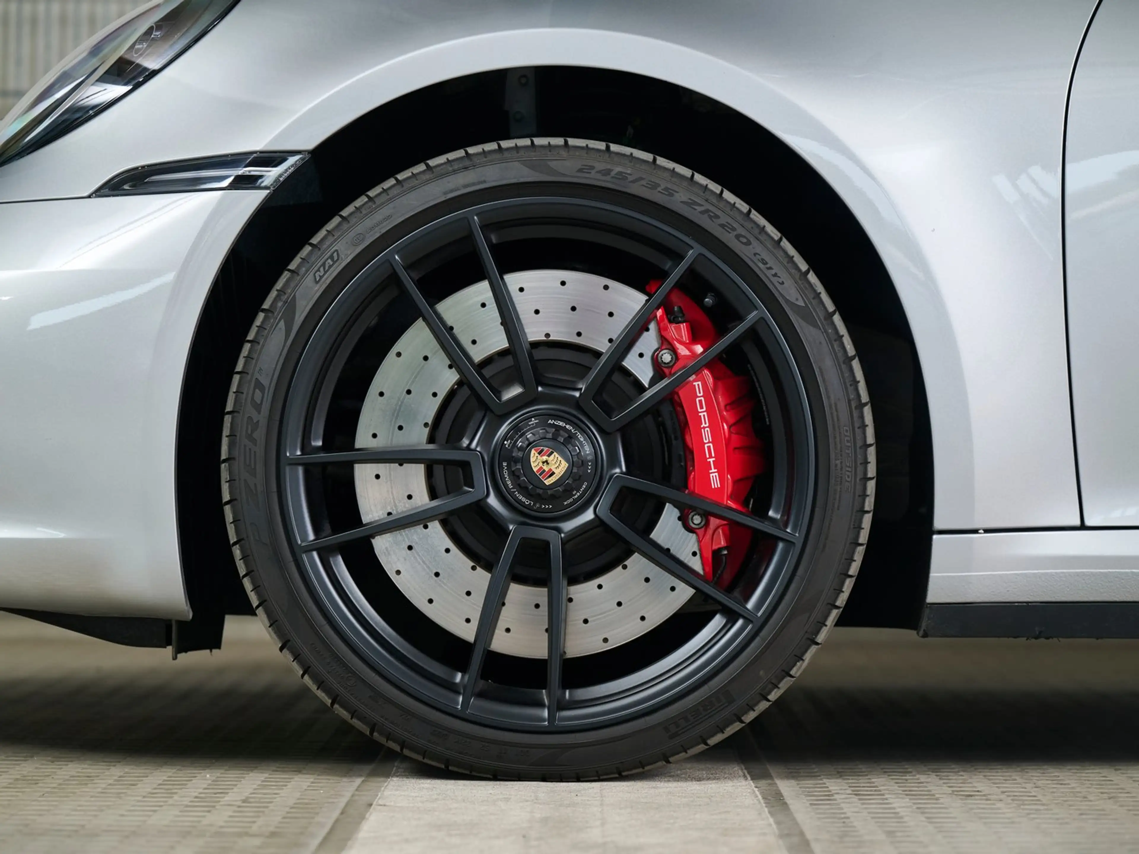 Porsche 911 Carrera 4 GTS — photo 10