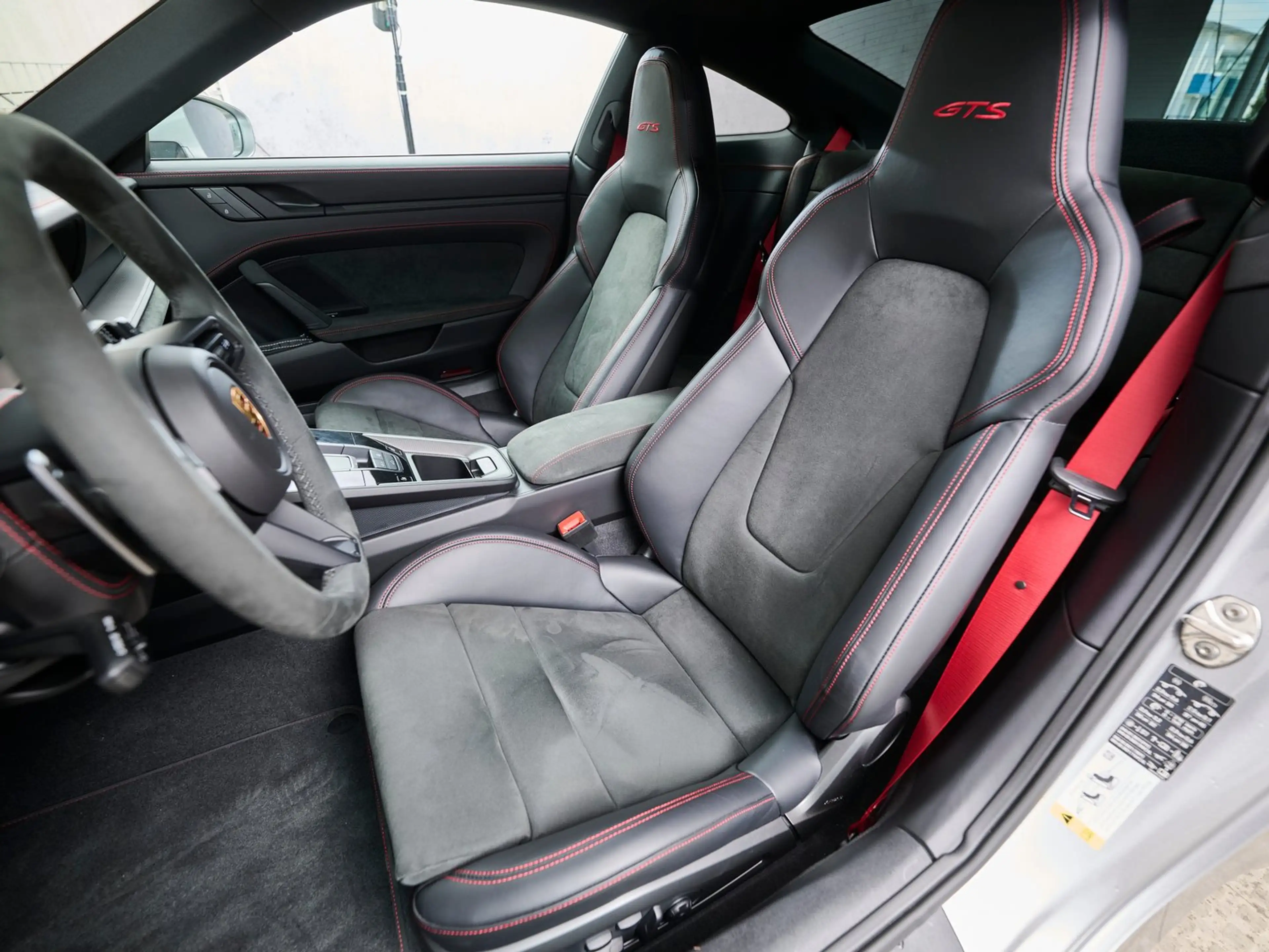 Porsche 911 Carrera 4 GTS — photo 15