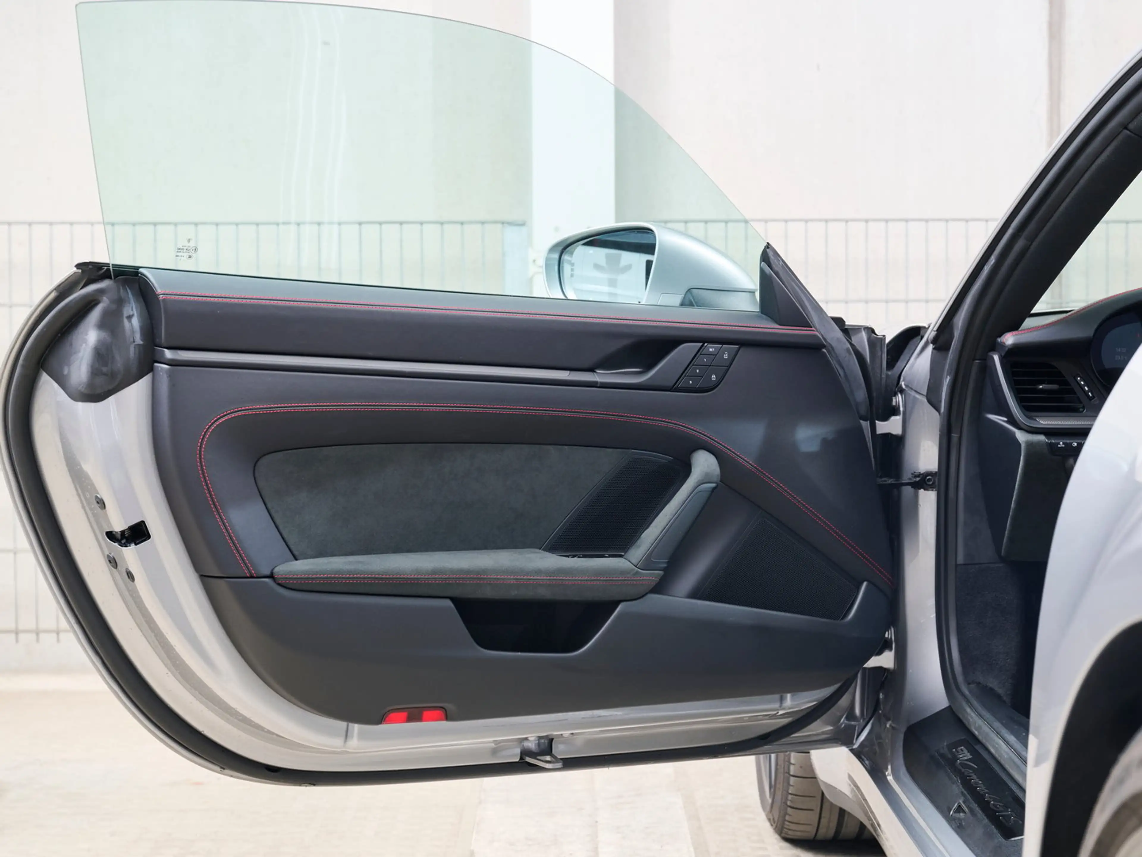Porsche 911 Carrera 4 GTS — photo 13
