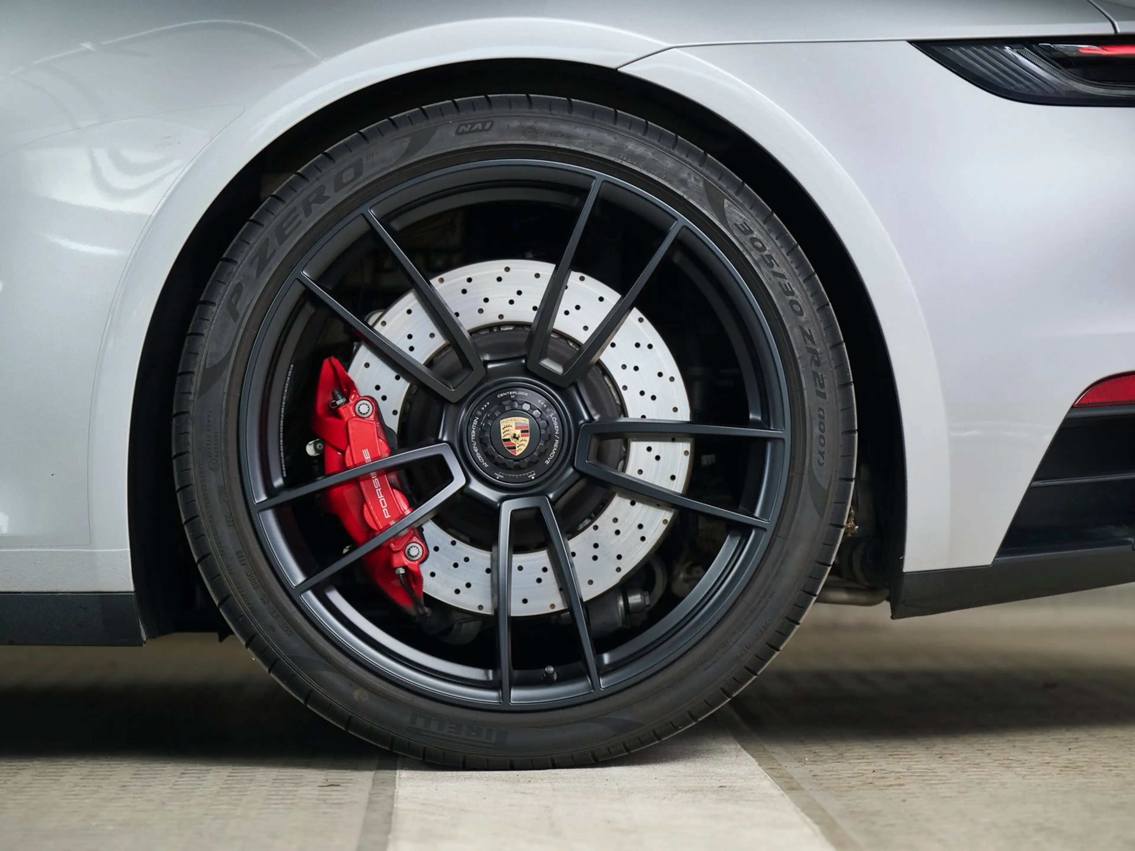 Porsche 911 Carrera 4 GTS — photo 9