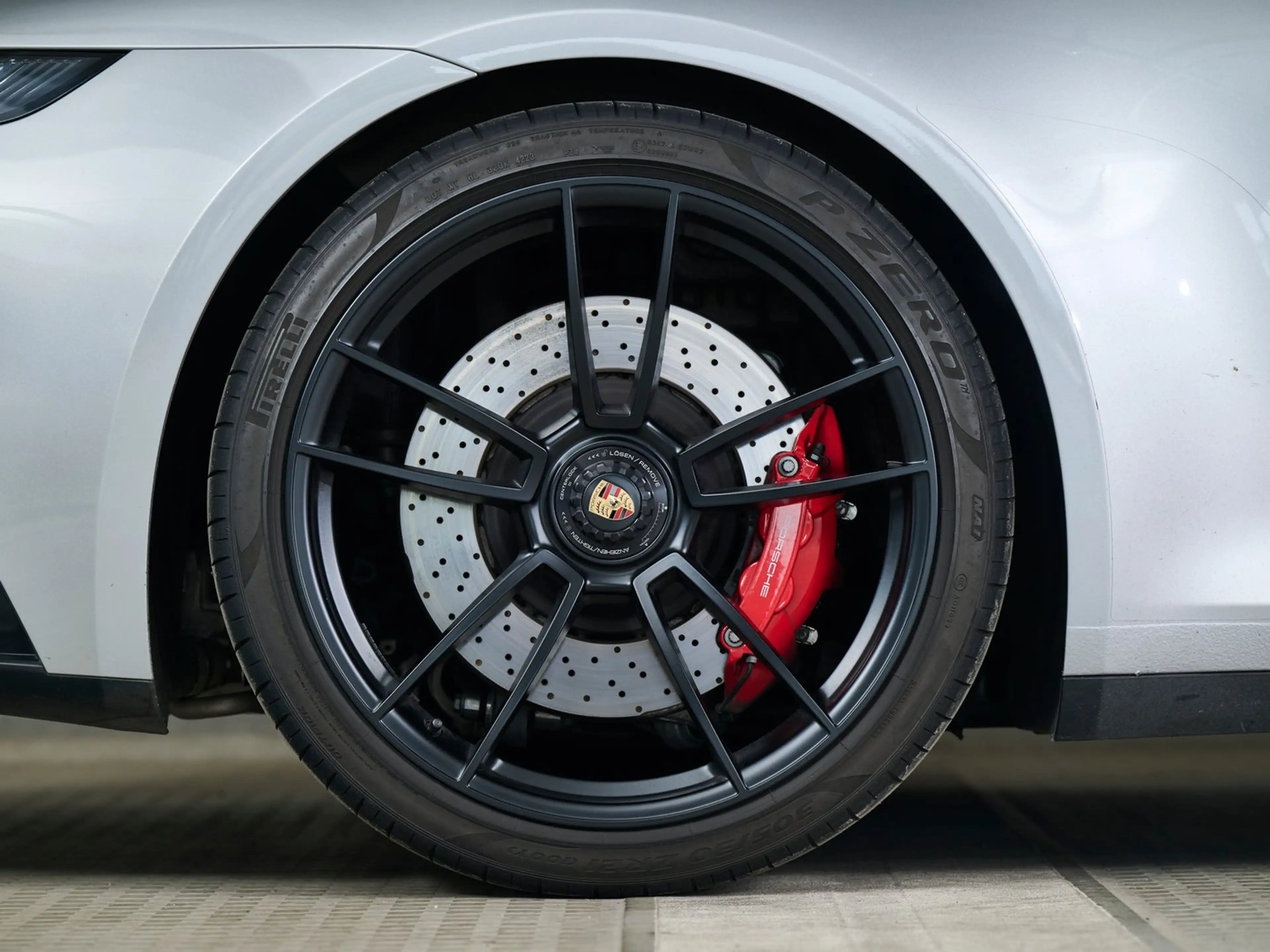 Porsche 911 Carrera 4 GTS — photo 8