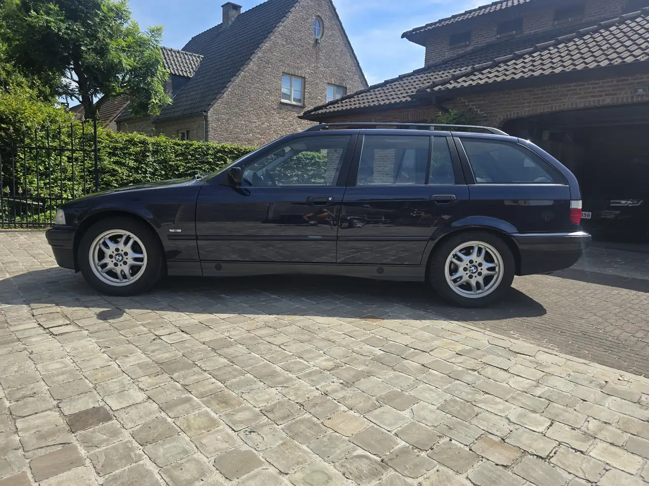 BMW 320i touring Exclusiv Edition, foto 2