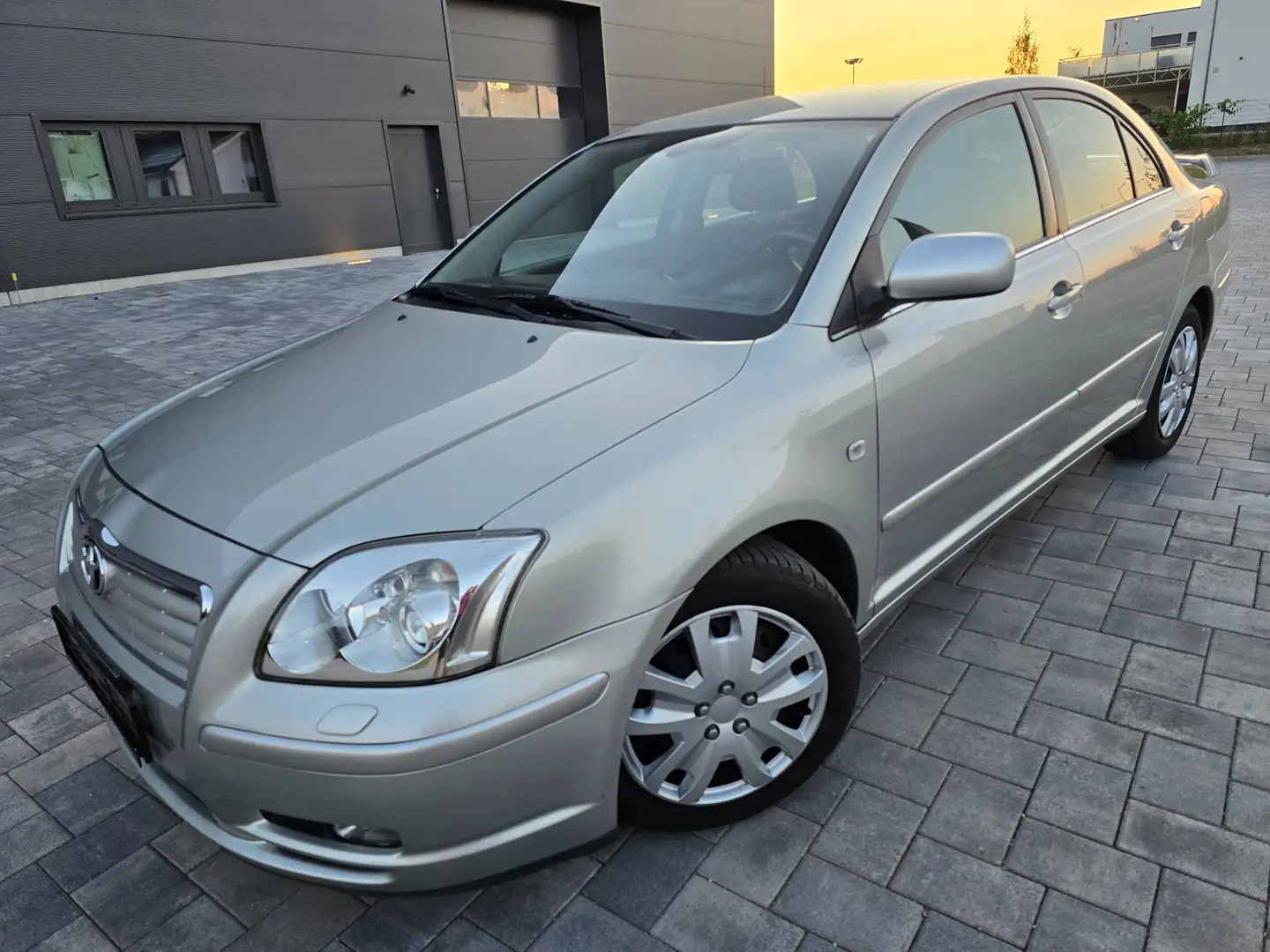 Toyota Avensis 2.0 Executive Lim. Grau - 1