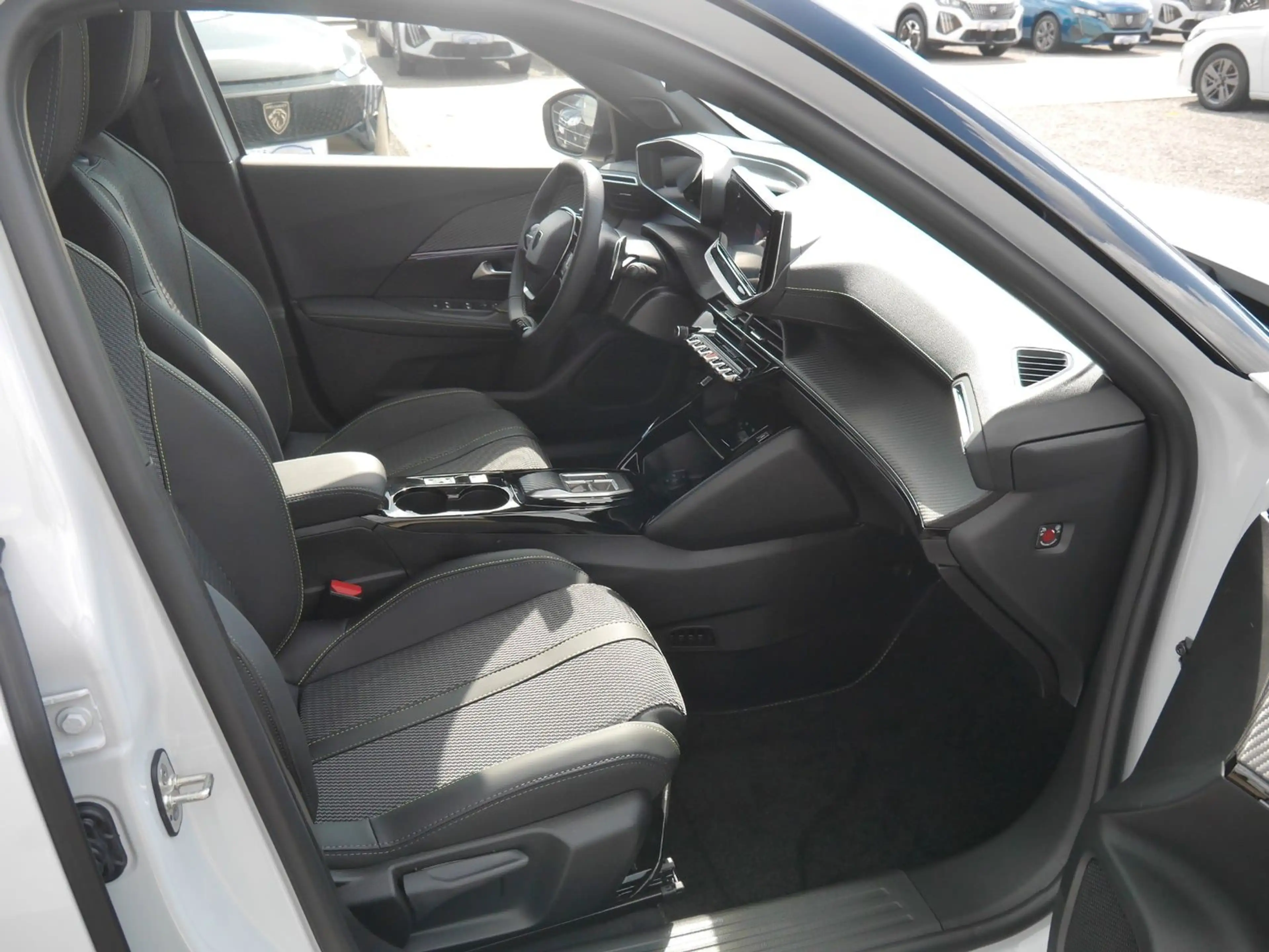 Peugeot 2008 Hybrid 145 GT APP-Navi/LED/PDC/Kamera — photo 14