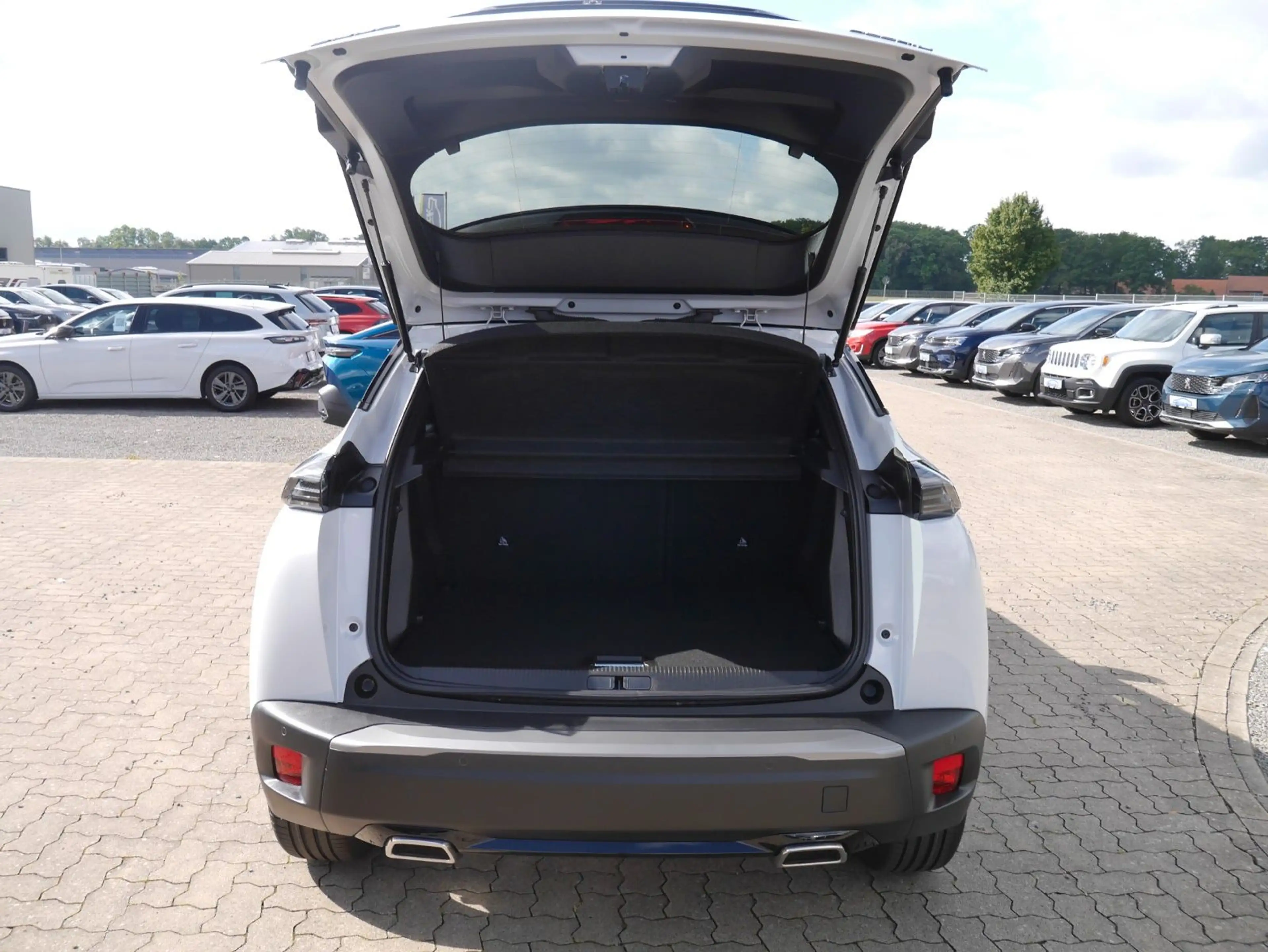 Peugeot 2008 Hybrid 145 GT APP-Navi/LED/PDC/Kamera — photo 6