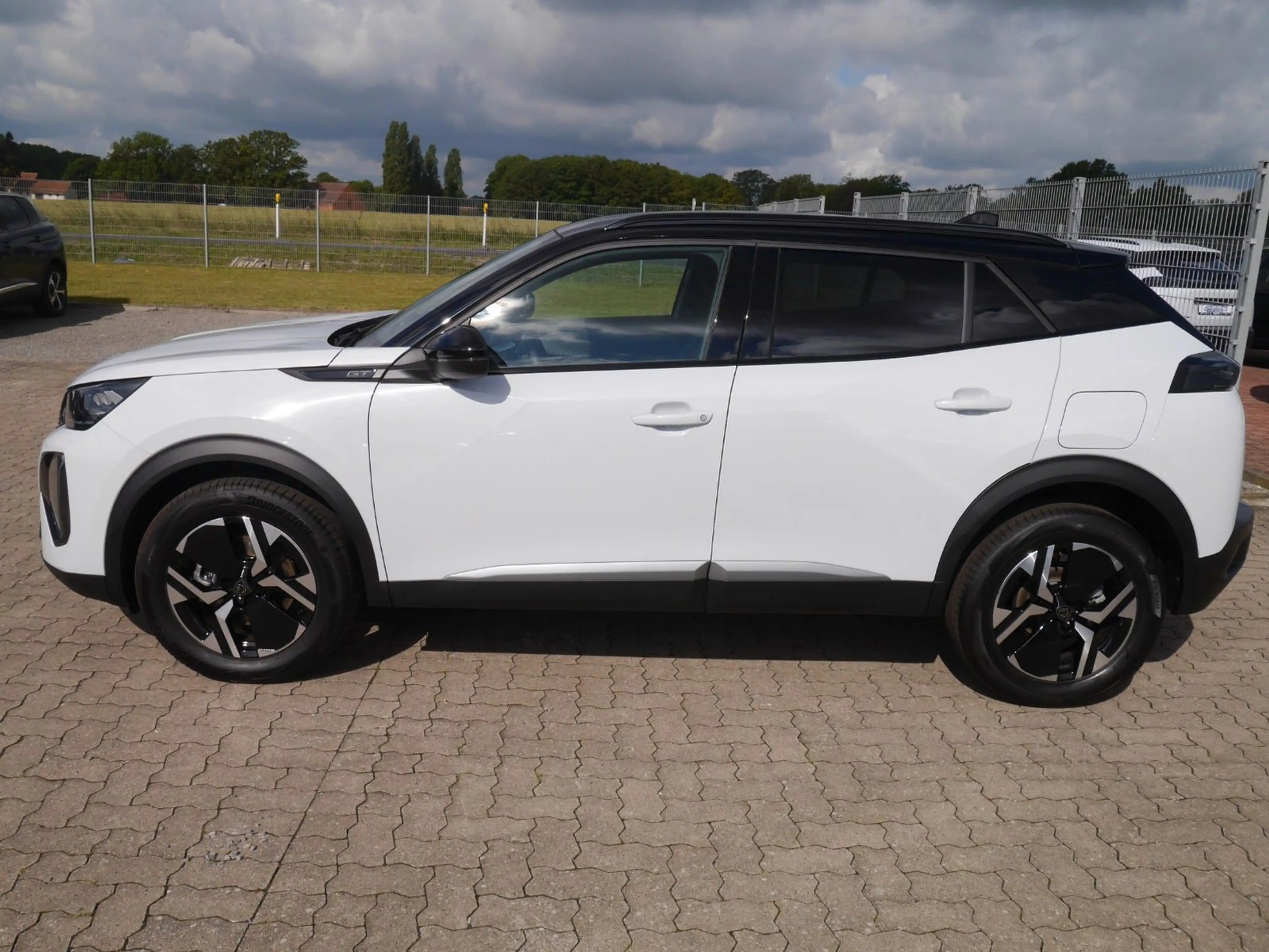 Peugeot 2008 Hybrid 145 GT APP-Navi/LED/PDC/Kamera — photo 3