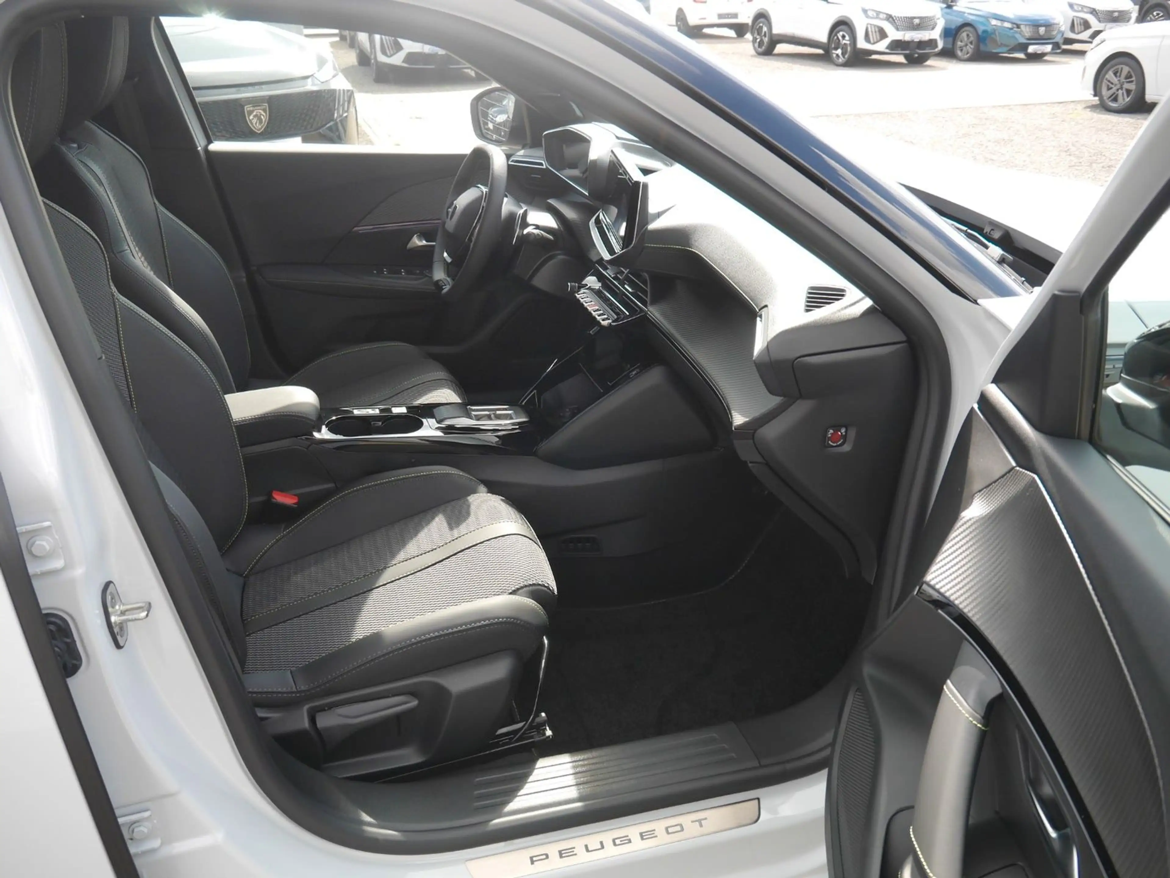 Peugeot 2008 Hybrid 145 GT APP-Navi/LED/PDC/Kamera — photo 12