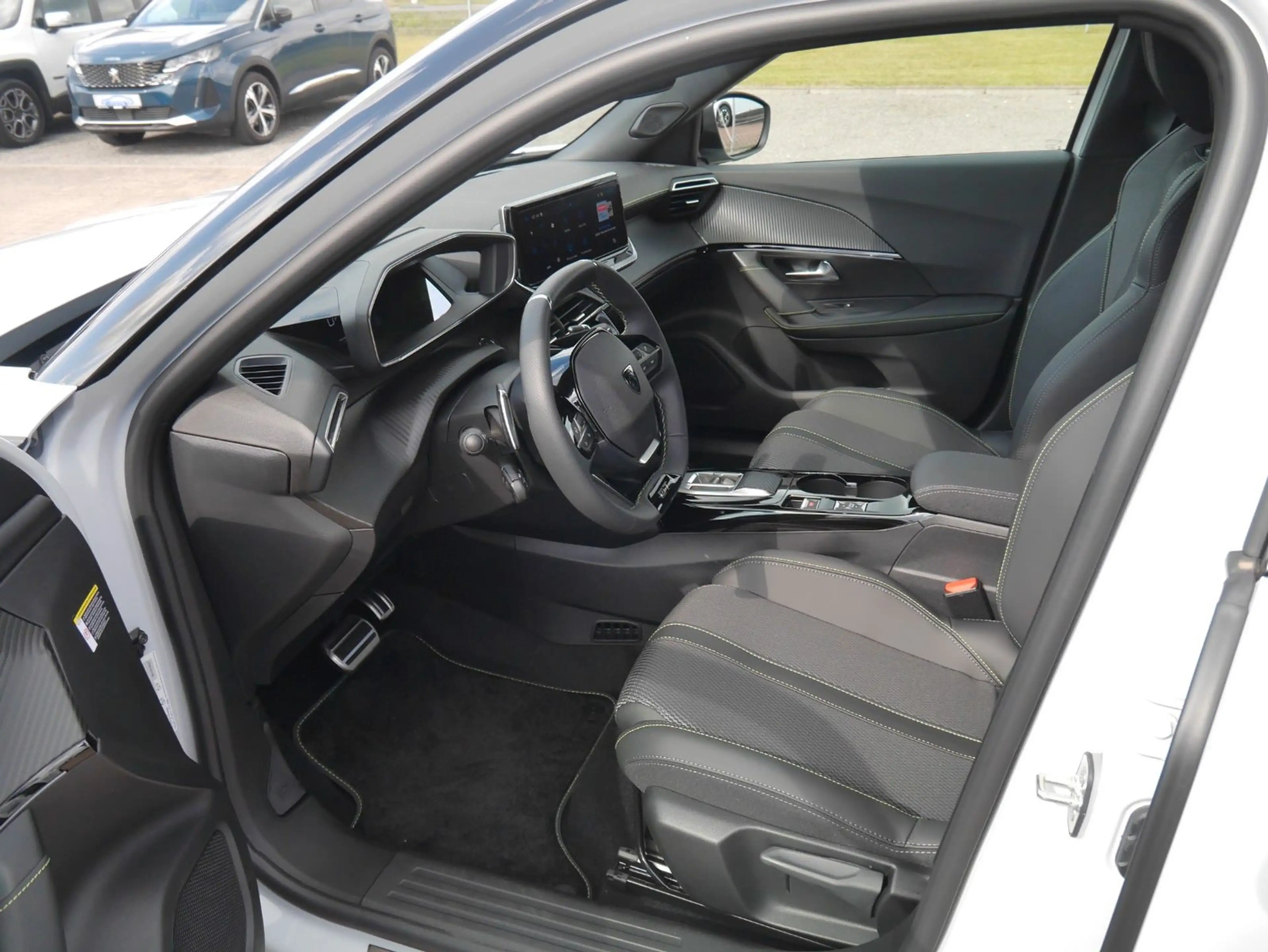 Peugeot 2008 Hybrid 145 GT APP-Navi/LED/PDC/Kamera — photo 15