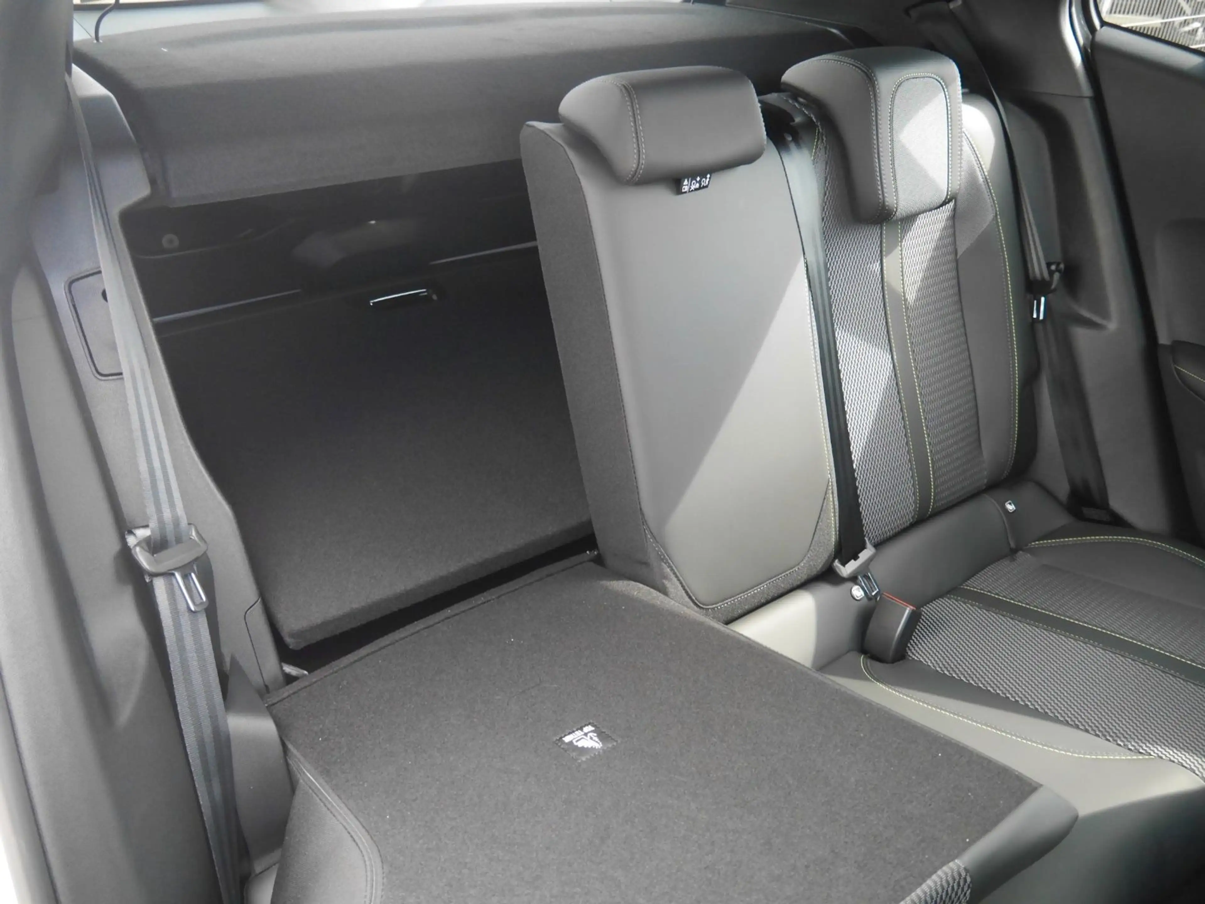 Peugeot 2008 Hybrid 145 GT APP-Navi/LED/PDC/Kamera — photo 9