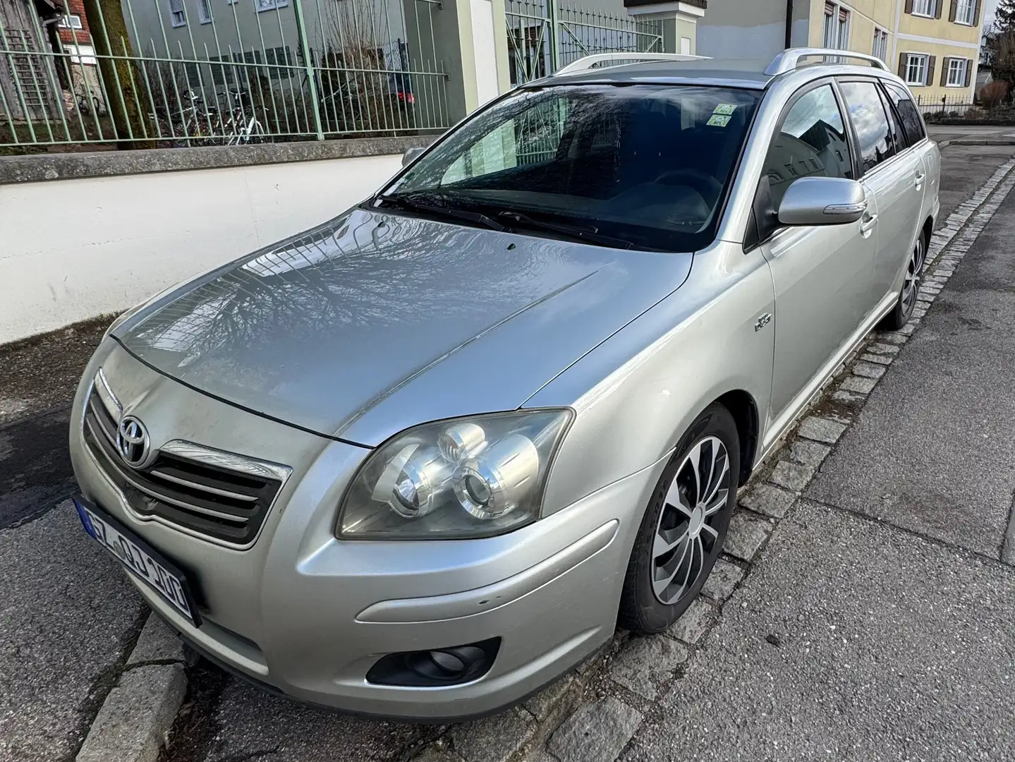 Toyota Avensis Avensis 2.2 D-CAT Combi Executive Silber - 2