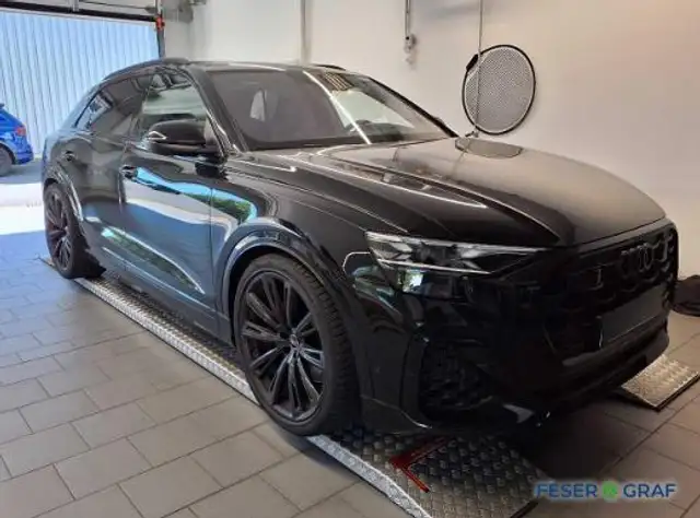 Audi SQ8 view 6