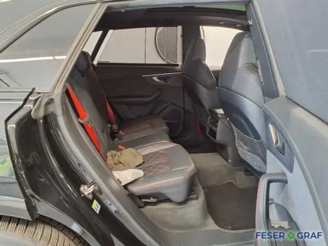 Audi SQ8 view 10