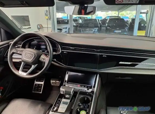 Audi SQ8 view 8