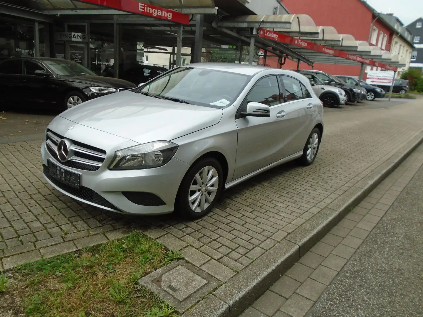 Mercedes-Benz A 180 BlueEFFICIENCY Style Navi Silber - 1