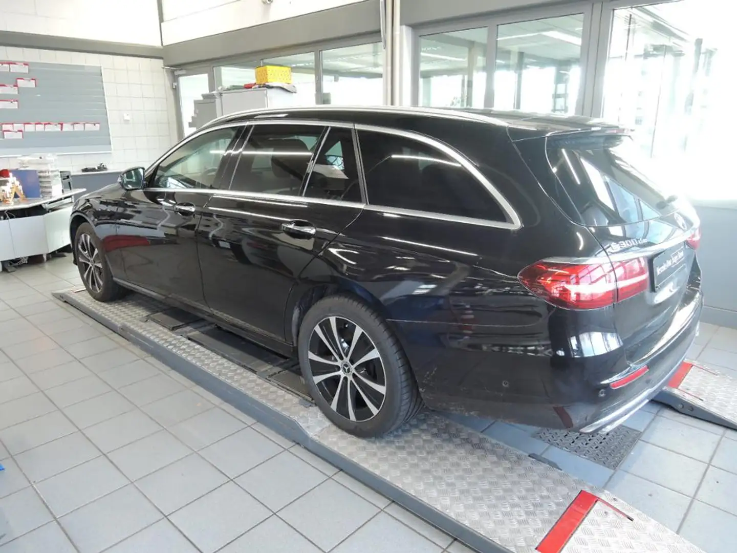 Mercedes-Benz E 300 de 4M T Avantgarde/9G/LED/Panorama-SD/AHK/ Schwarz - 2