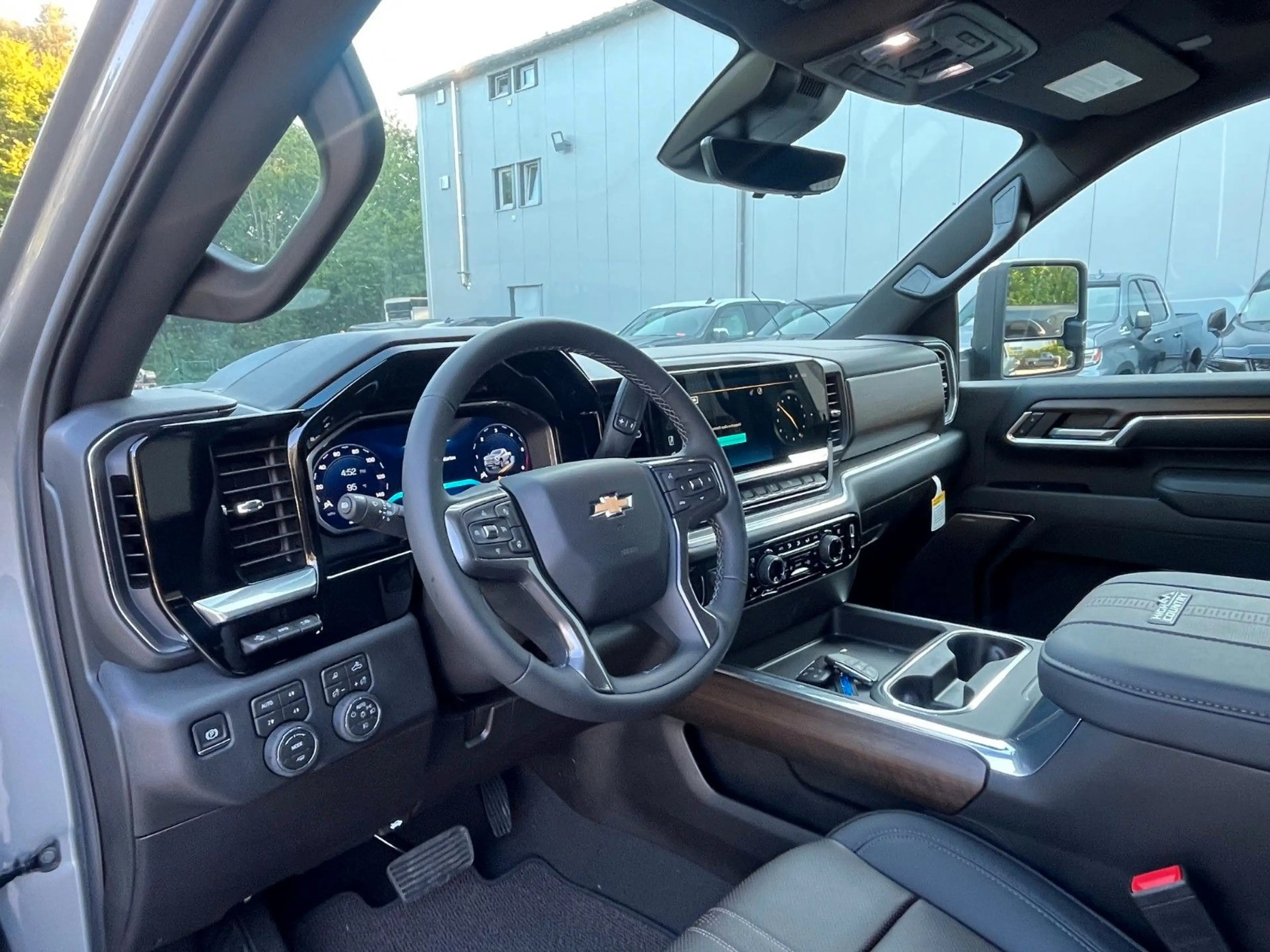 Chevrolet Silverado 2500 Crew Cab 6.6l V8 Duramax TD — photo 12