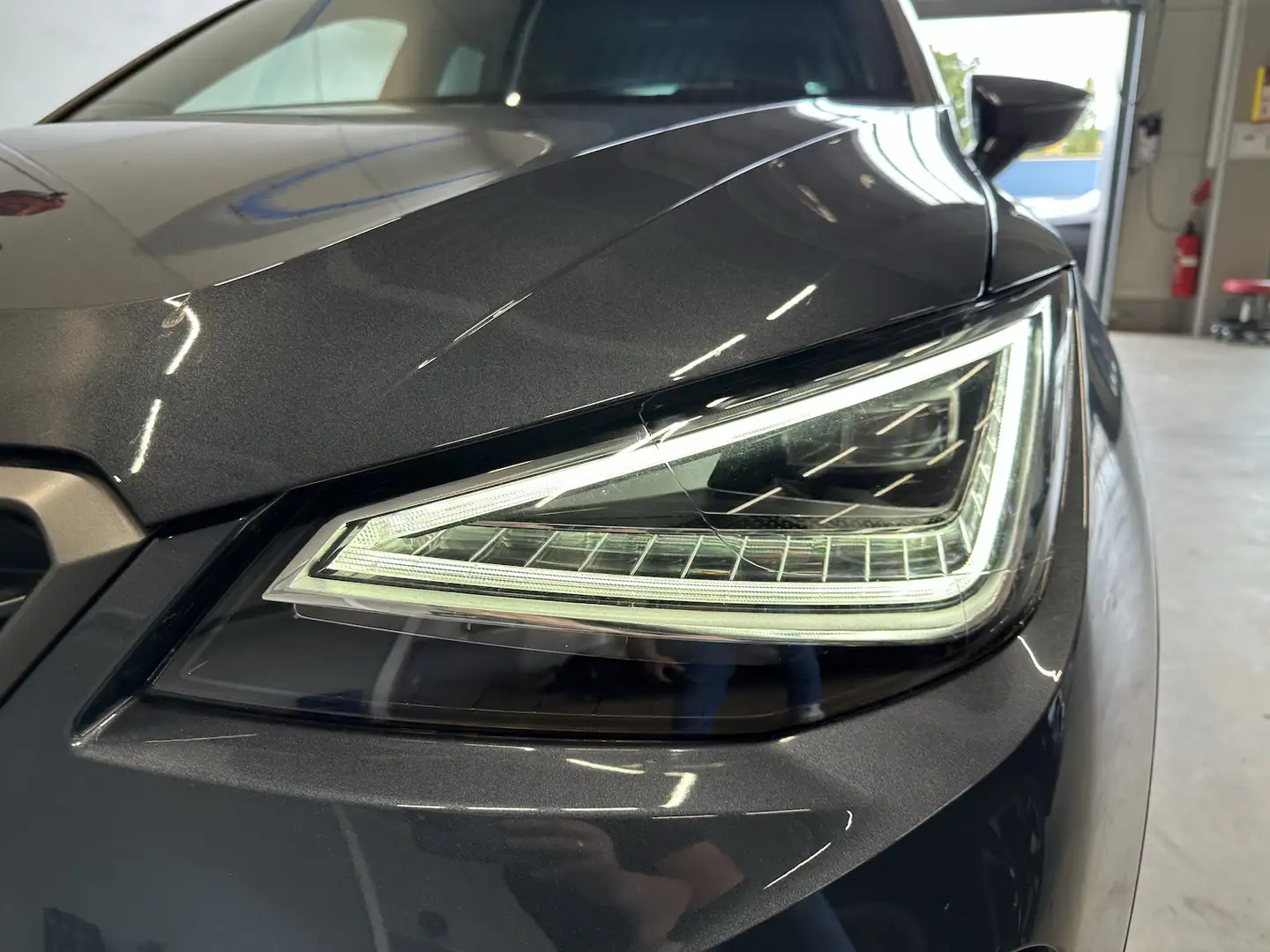 SEAT Arona 1,5TSI DSG FR 18´´AHK Alcant. Full LED NAV Gris - 2