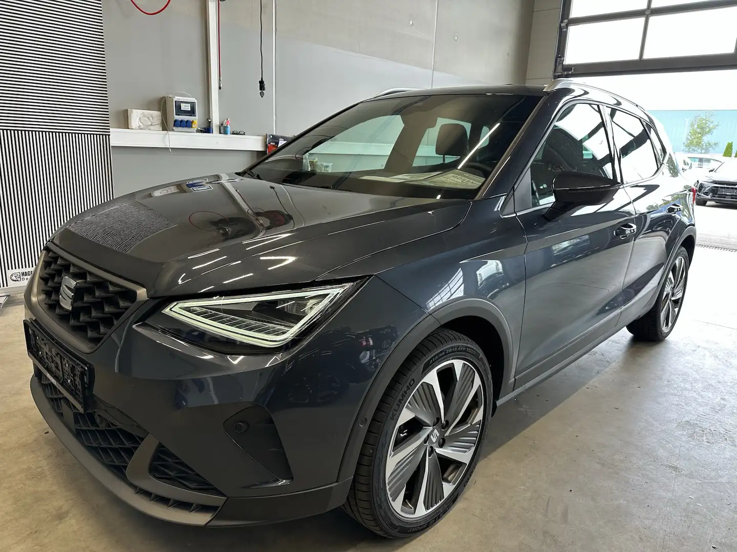 SEAT Arona 1,5TSI DSG FR 18´´AHK Alcant. Full LED NAV Gris - 1