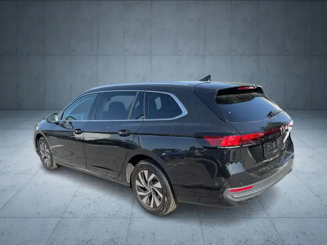 Volkswagen Passat view 3