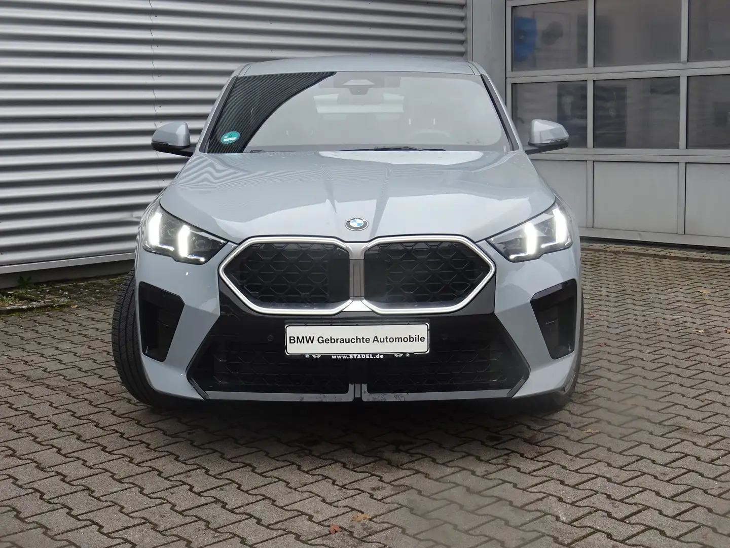 BMW X2 sDrive18d M Sport Drive/ParkAssis+ h/k AHK SH Grau - 2
