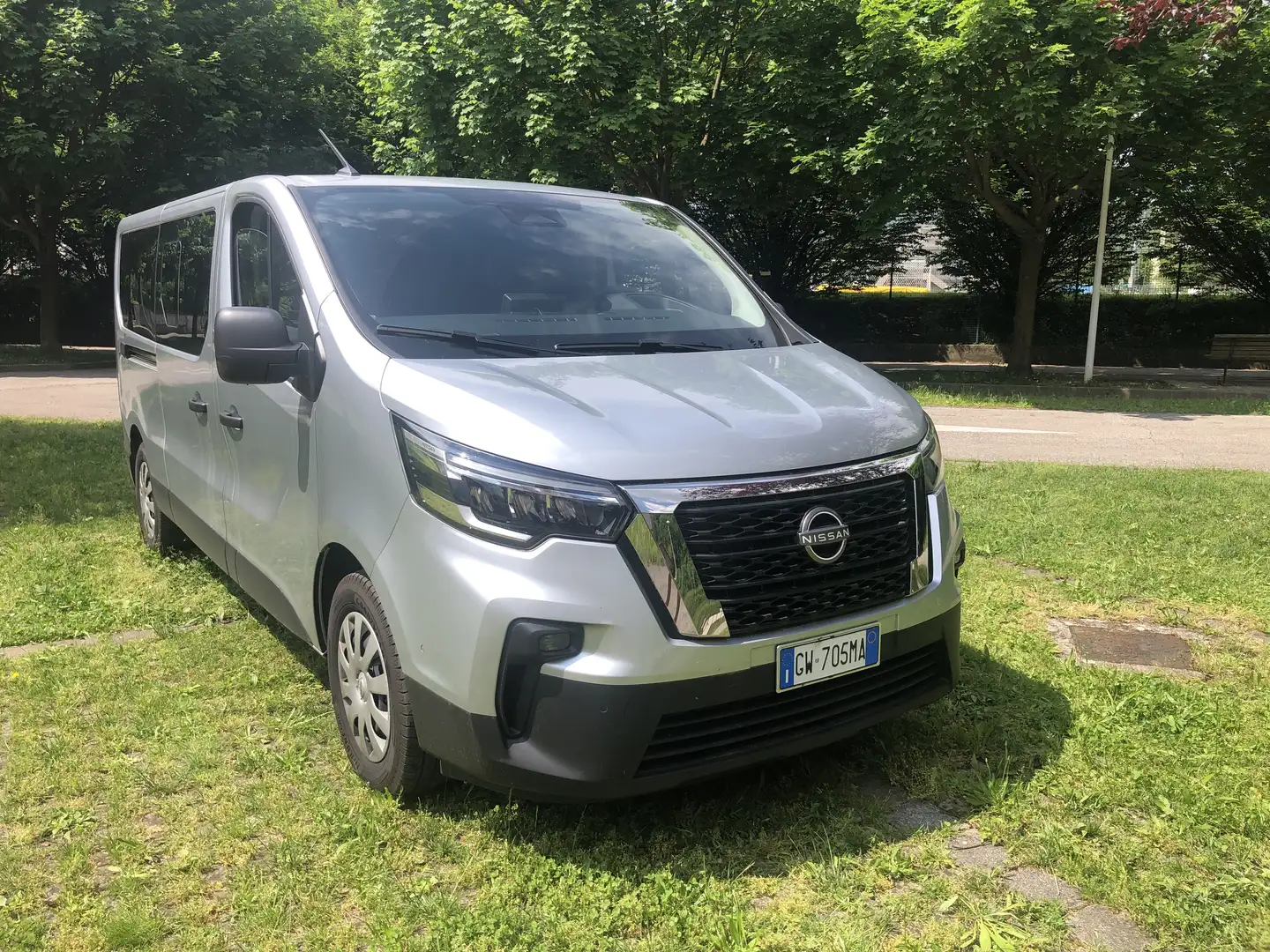 Nissan Primastar Panorama Van Stříbrná - 1