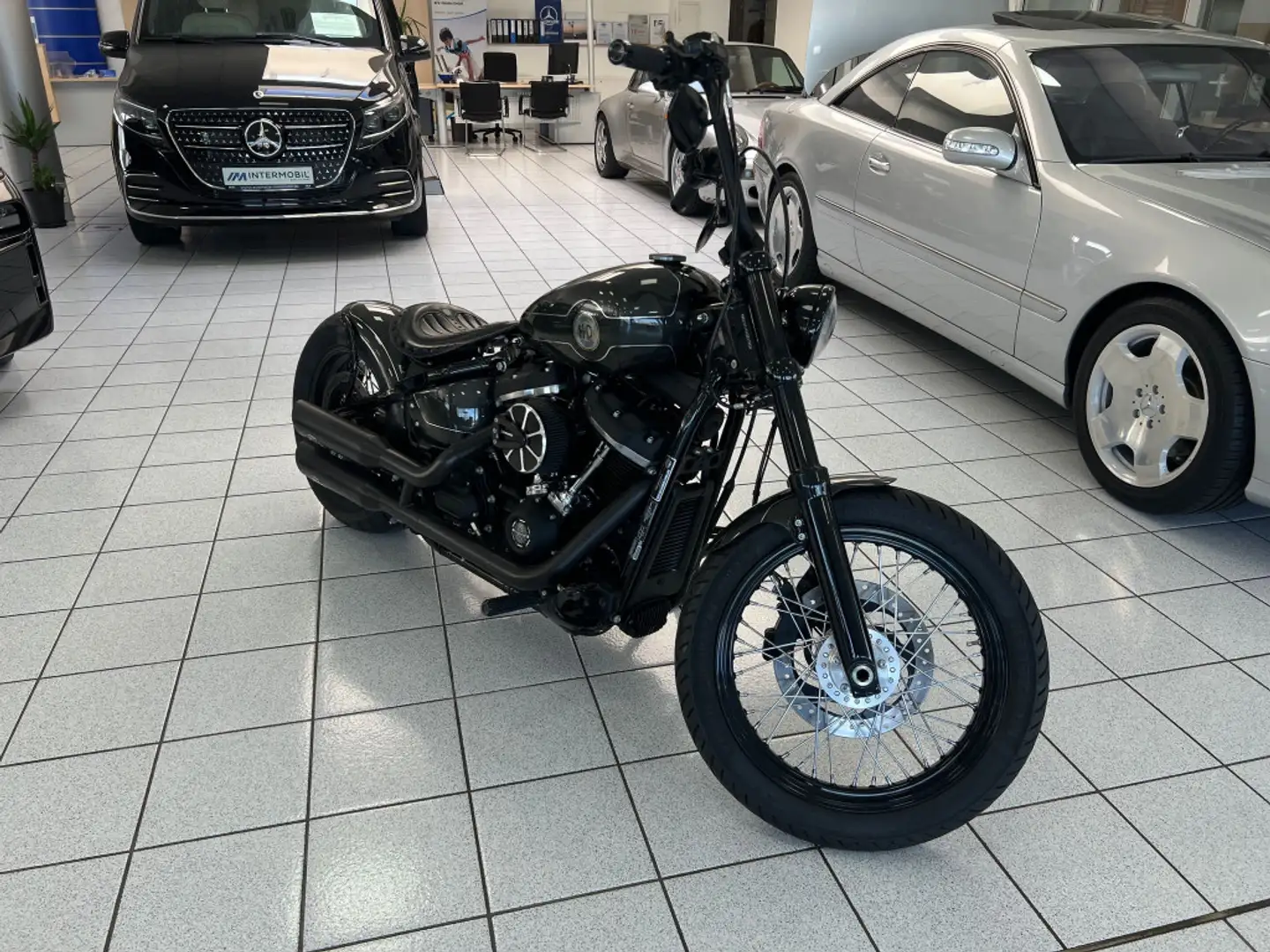 Harley-Davidson Softail Bobber Style Custom Umbau J&H Černá - 2