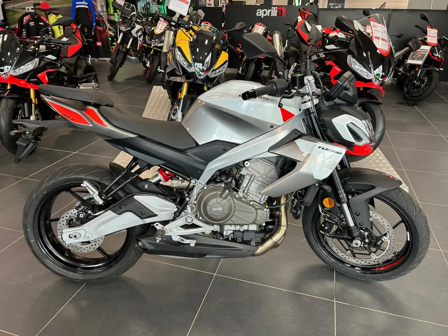 Aprilia Tuono Grijs - 2