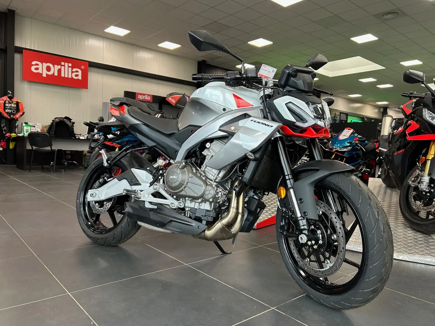 Aprilia Tuono Grijs - 1