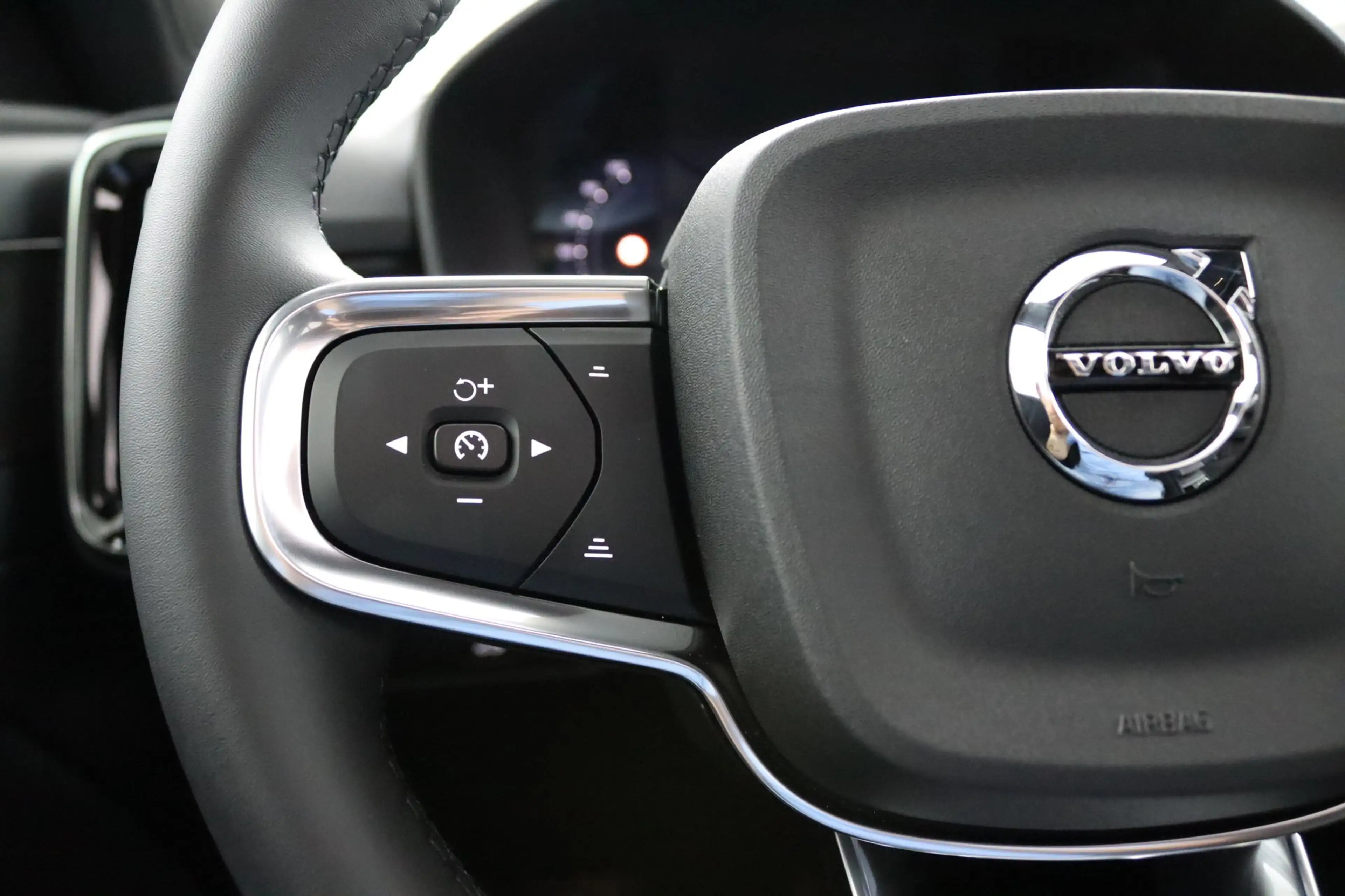 Volvo EX40 Single Motor Extended Range Ultra Black Ed. 82 kWh — photo 19