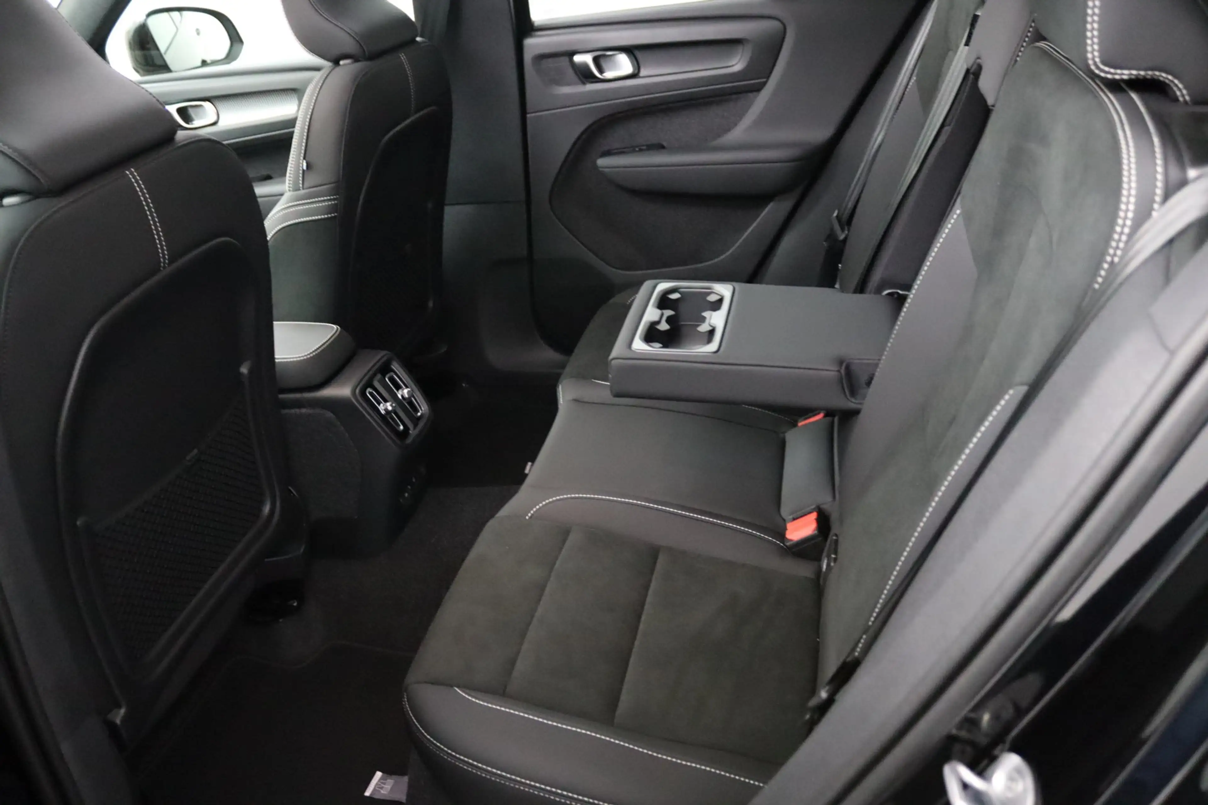Volvo EX40 Single Motor Extended Range Ultra Black Ed. 82 kWh — photo 11