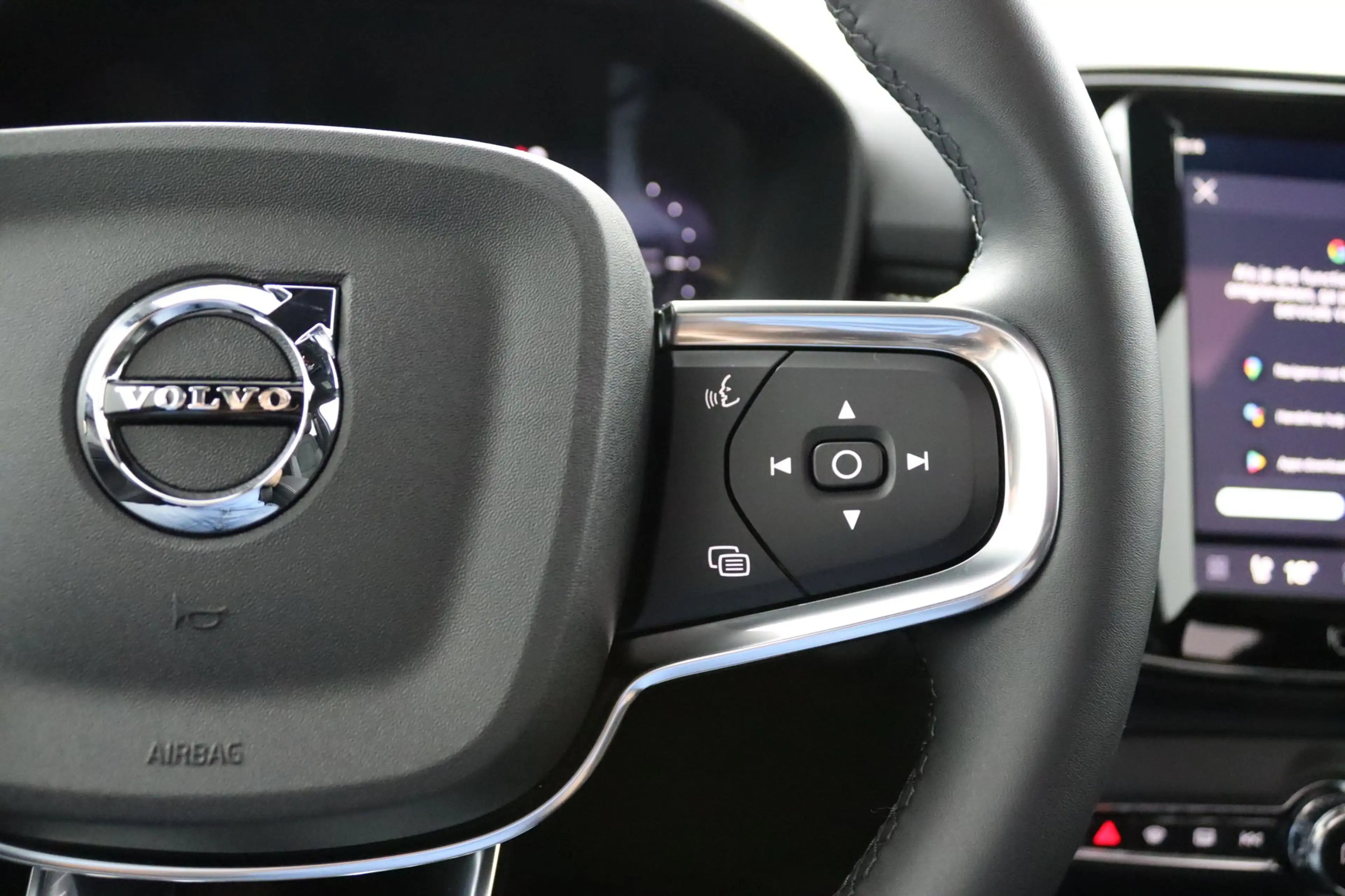 Volvo EX40 Single Motor Extended Range Ultra Black Ed. 82 kWh — photo 21