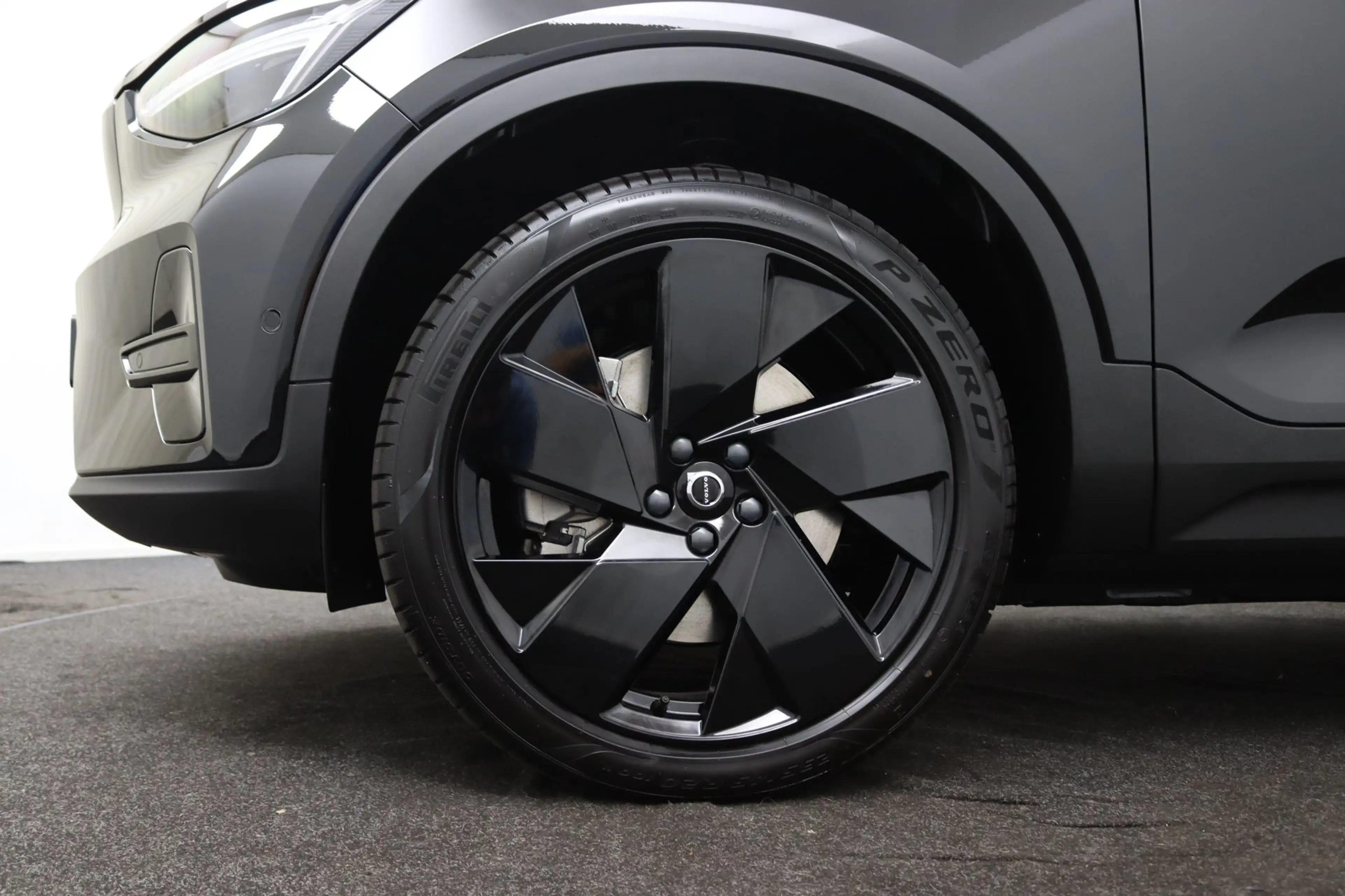 Volvo EX40 Single Motor Extended Range Ultra Black Ed. 82 kWh — photo 16