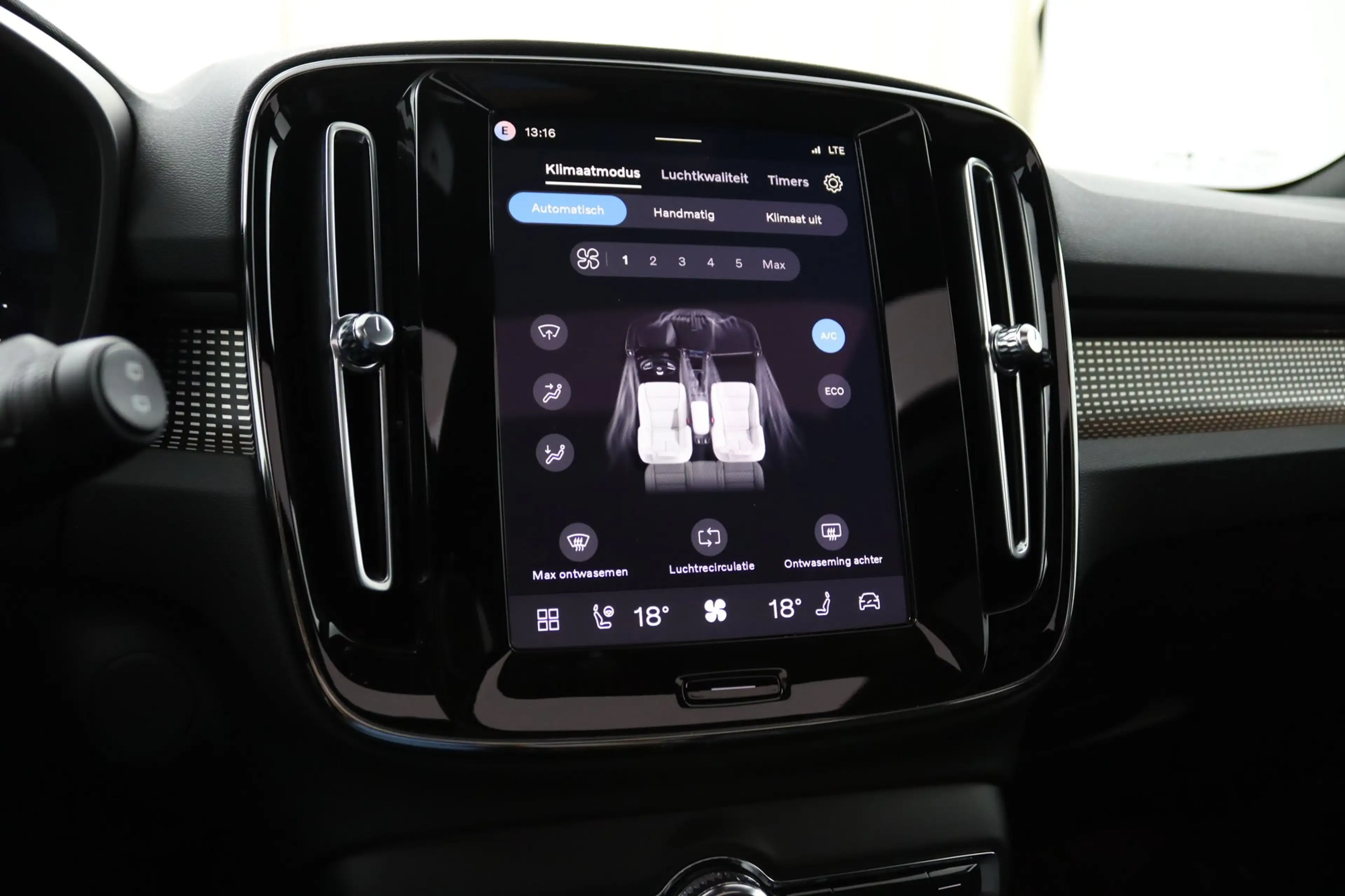 Volvo EX40 Single Motor Extended Range Ultra Black Ed. 82 kWh — photo 10