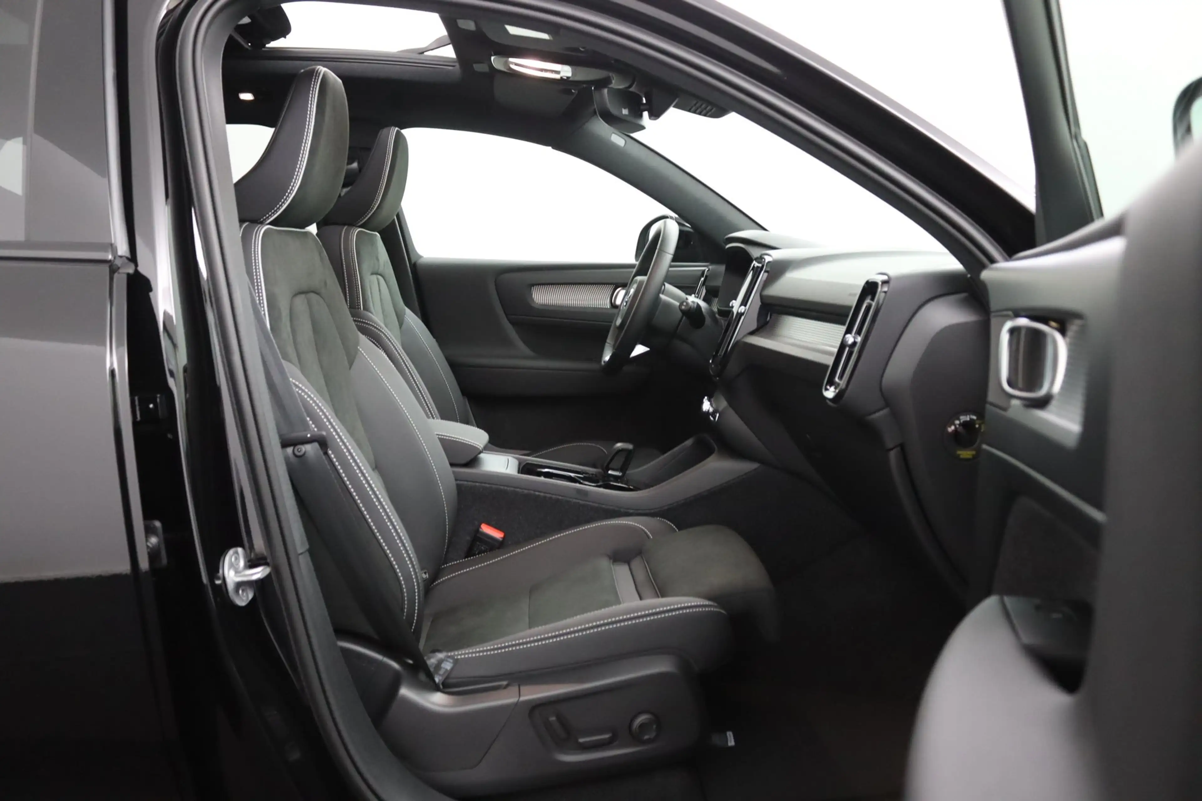 Volvo EX40 Single Motor Extended Range Ultra Black Ed. 82 kWh — photo 9
