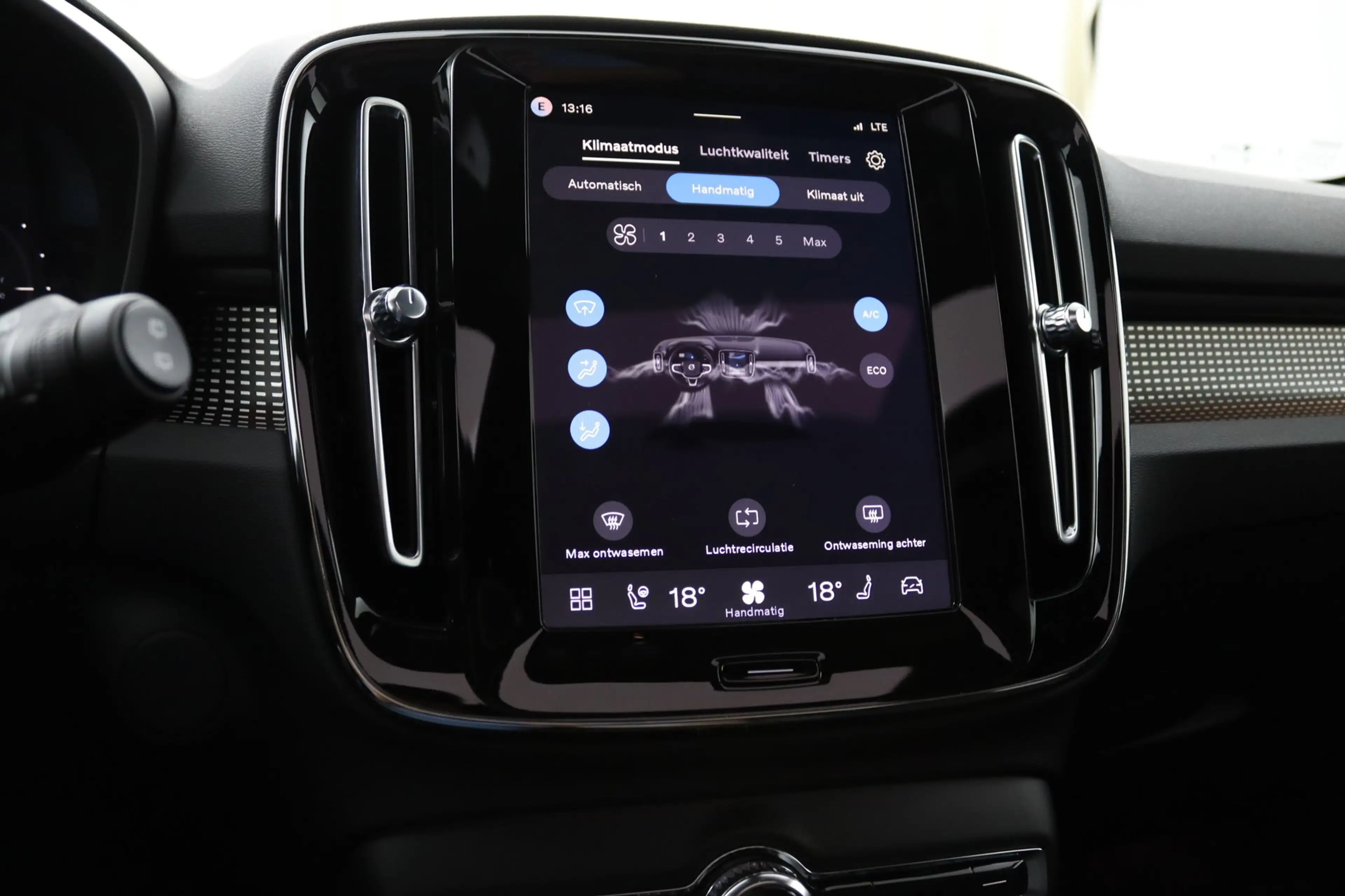 Volvo EX40 Single Motor Extended Range Ultra Black Ed. 82 kWh — photo 50