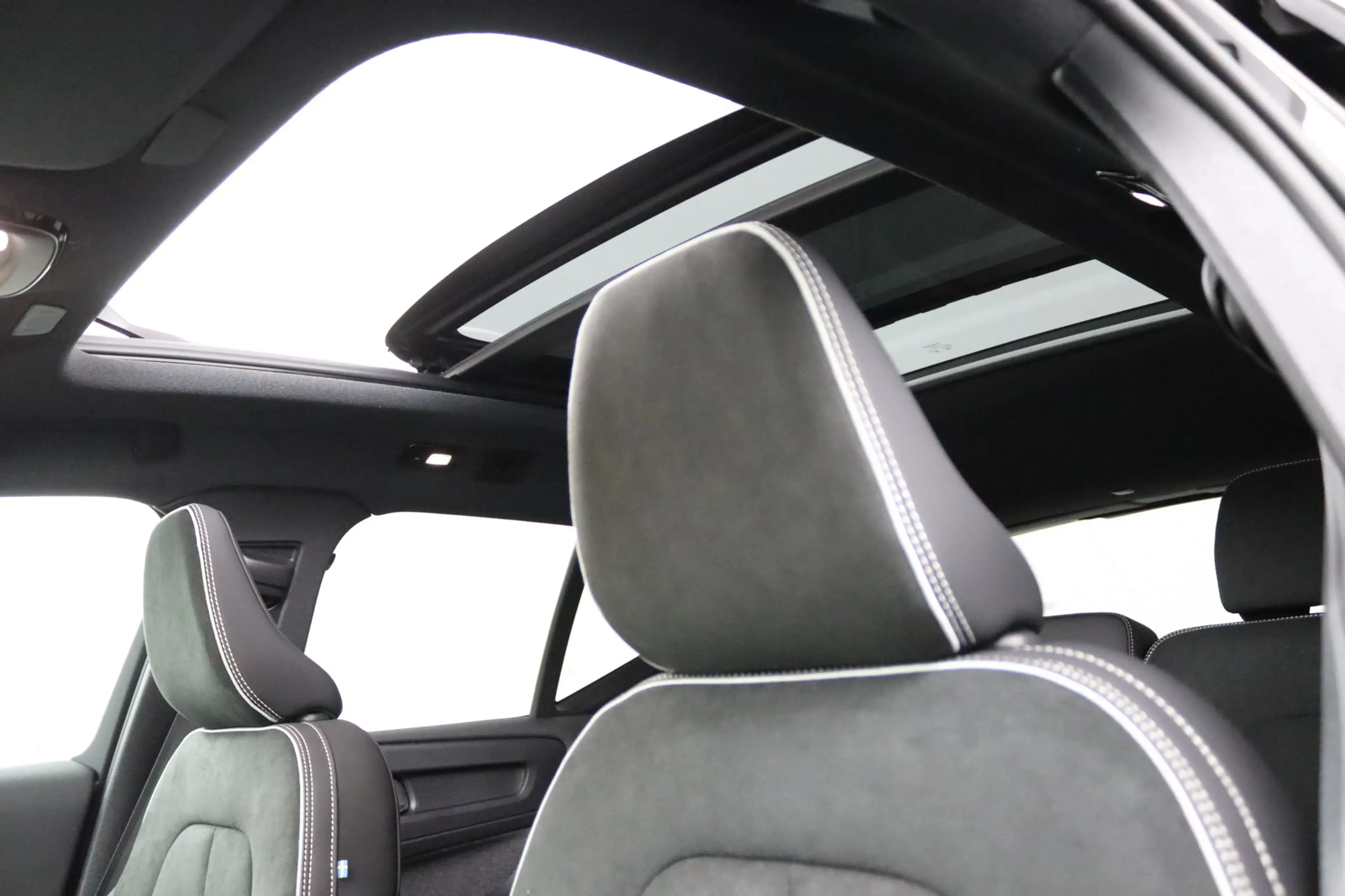 Volvo EX40 Single Motor Extended Range Ultra Black Ed. 82 kWh — photo 12