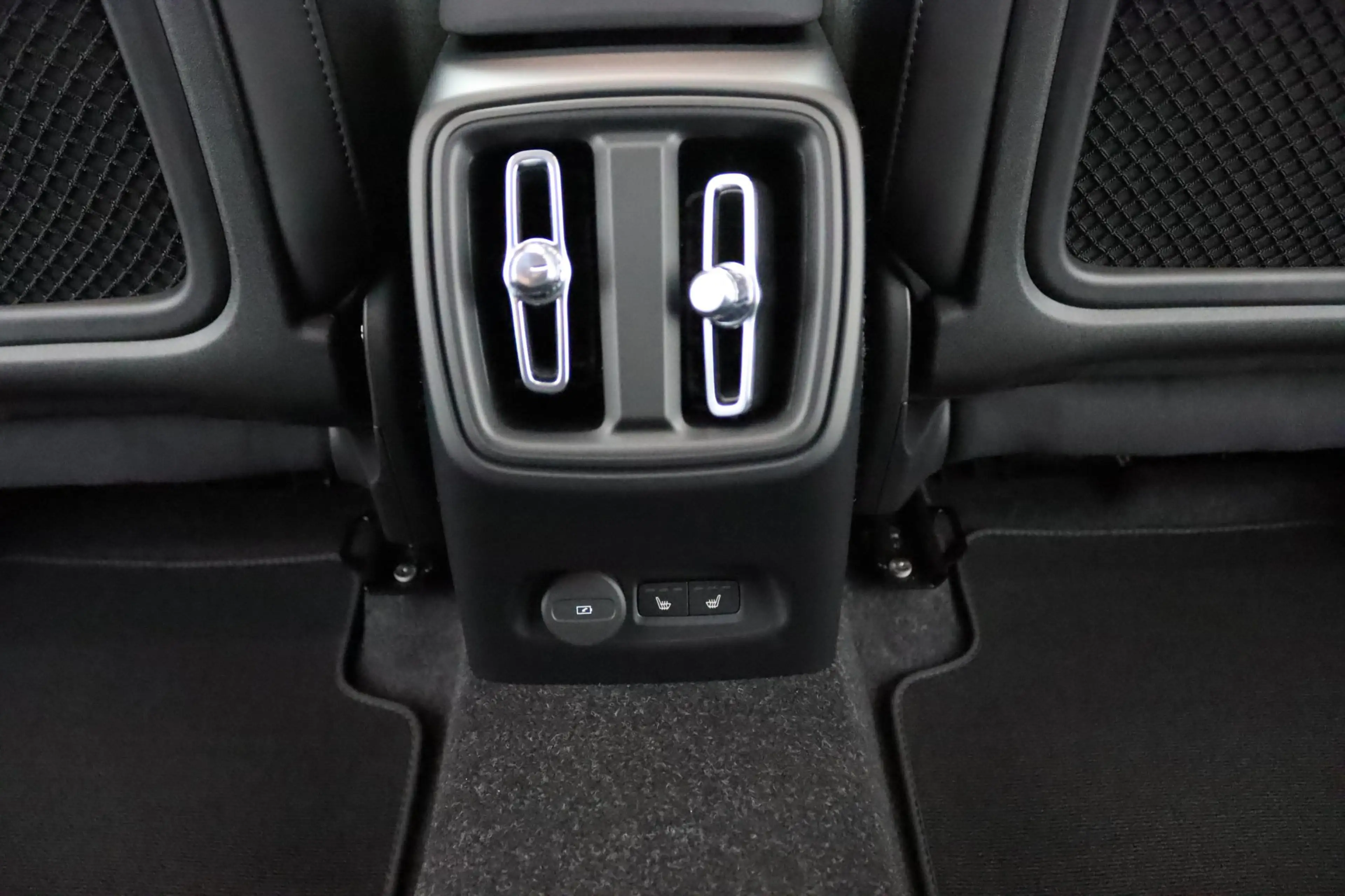 Volvo EX40 Single Motor Extended Range Ultra Black Ed. 82 kWh — photo 43