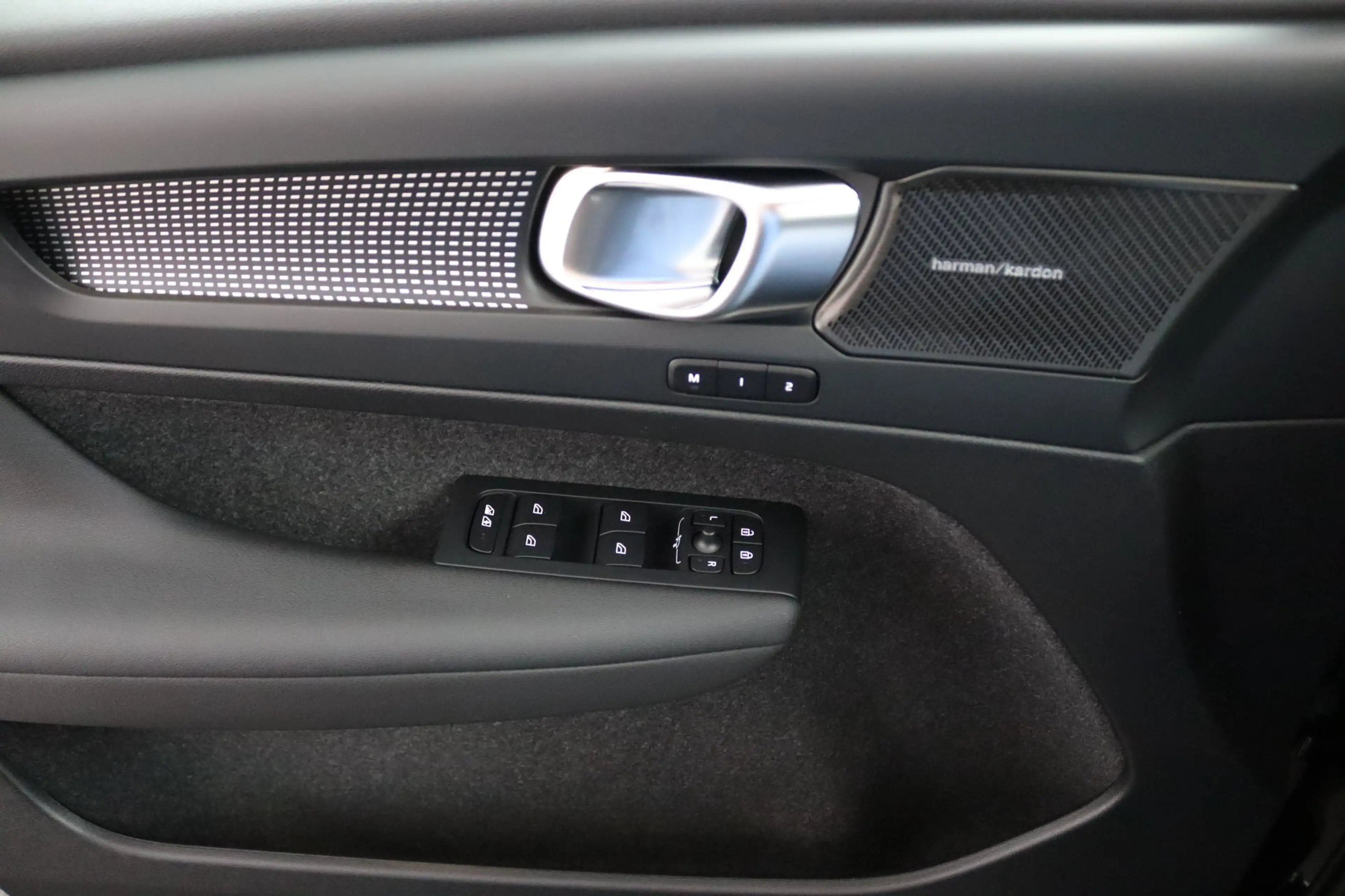 Volvo EX40 Single Motor Extended Range Ultra Black Ed. 82 kWh — photo 26