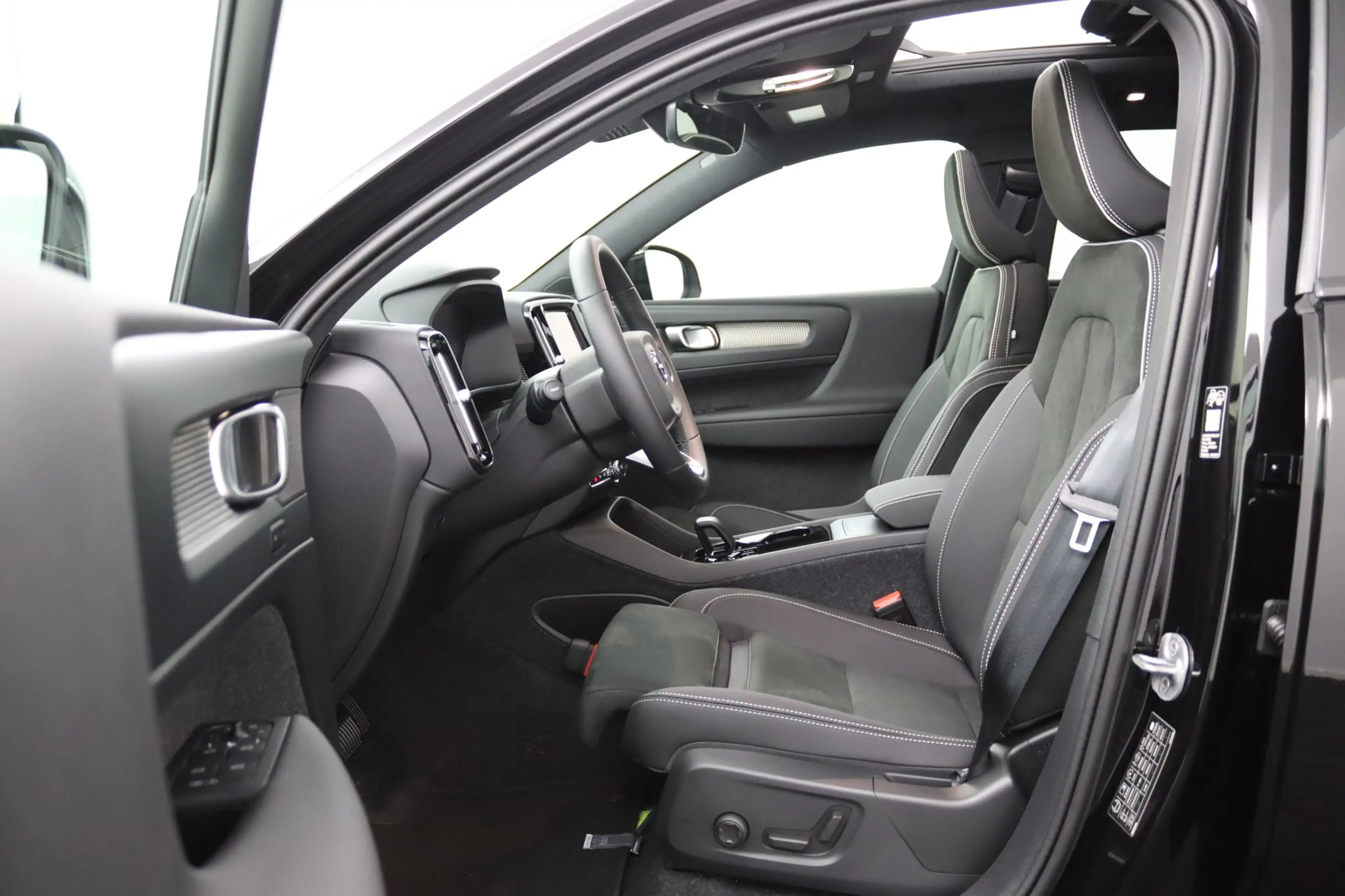 Volvo EX40 Single Motor Extended Range Ultra Black Ed. 82 kWh — photo 8