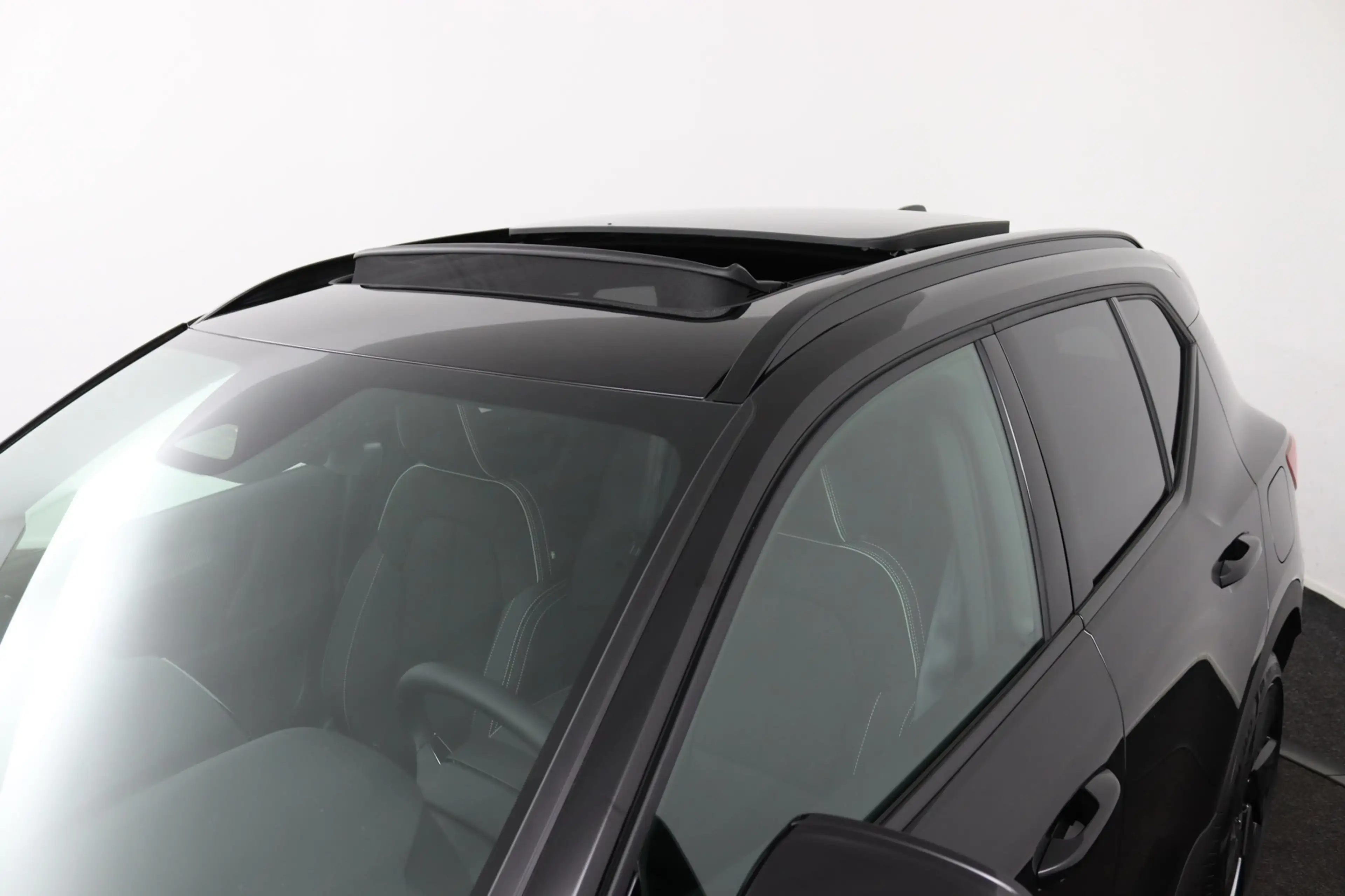 Volvo EX40 Single Motor Extended Range Ultra Black Ed. 82 kWh — photo 41