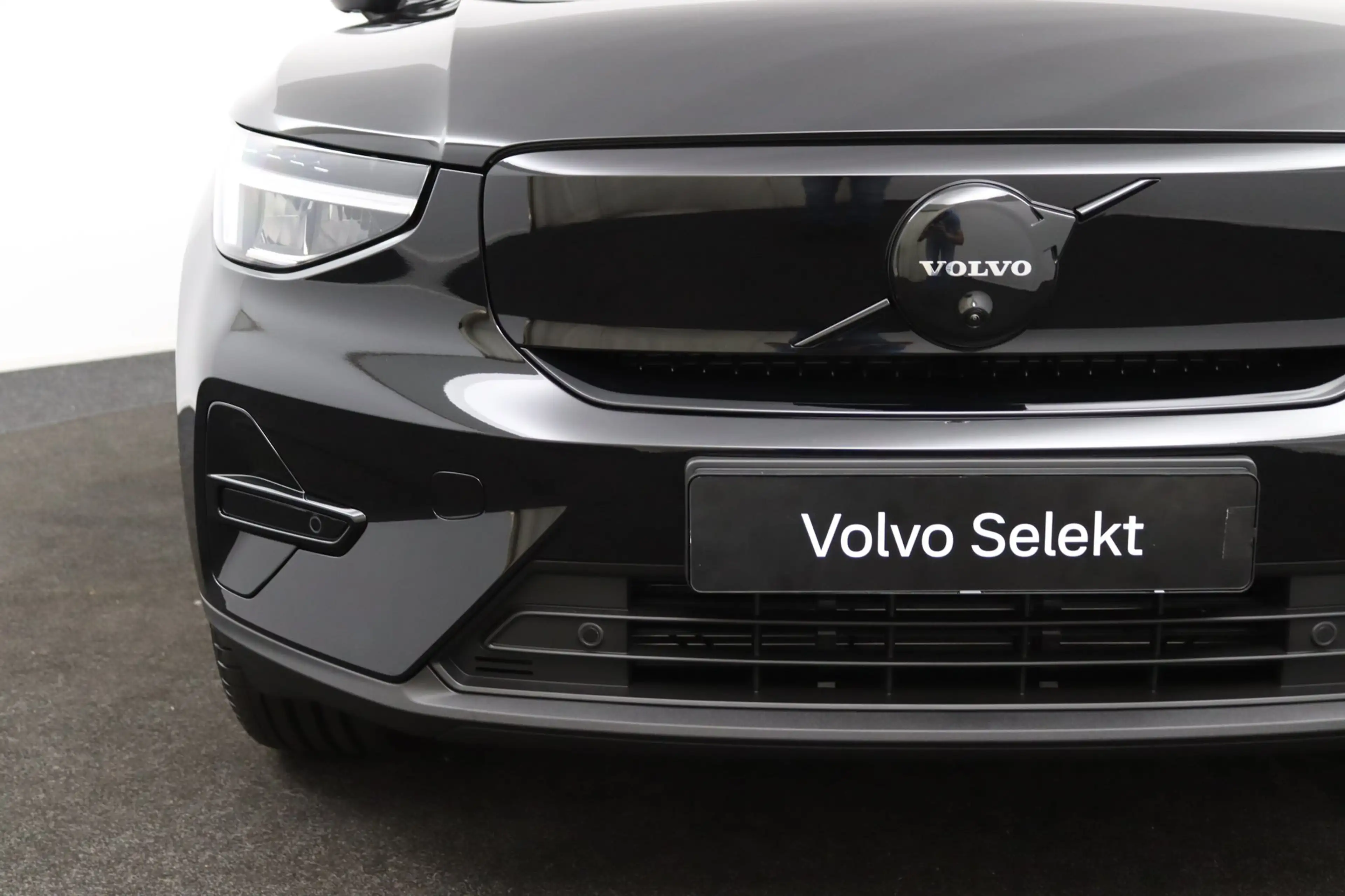Volvo EX40 Single Motor Extended Range Ultra Black Ed. 82 kWh — photo 31